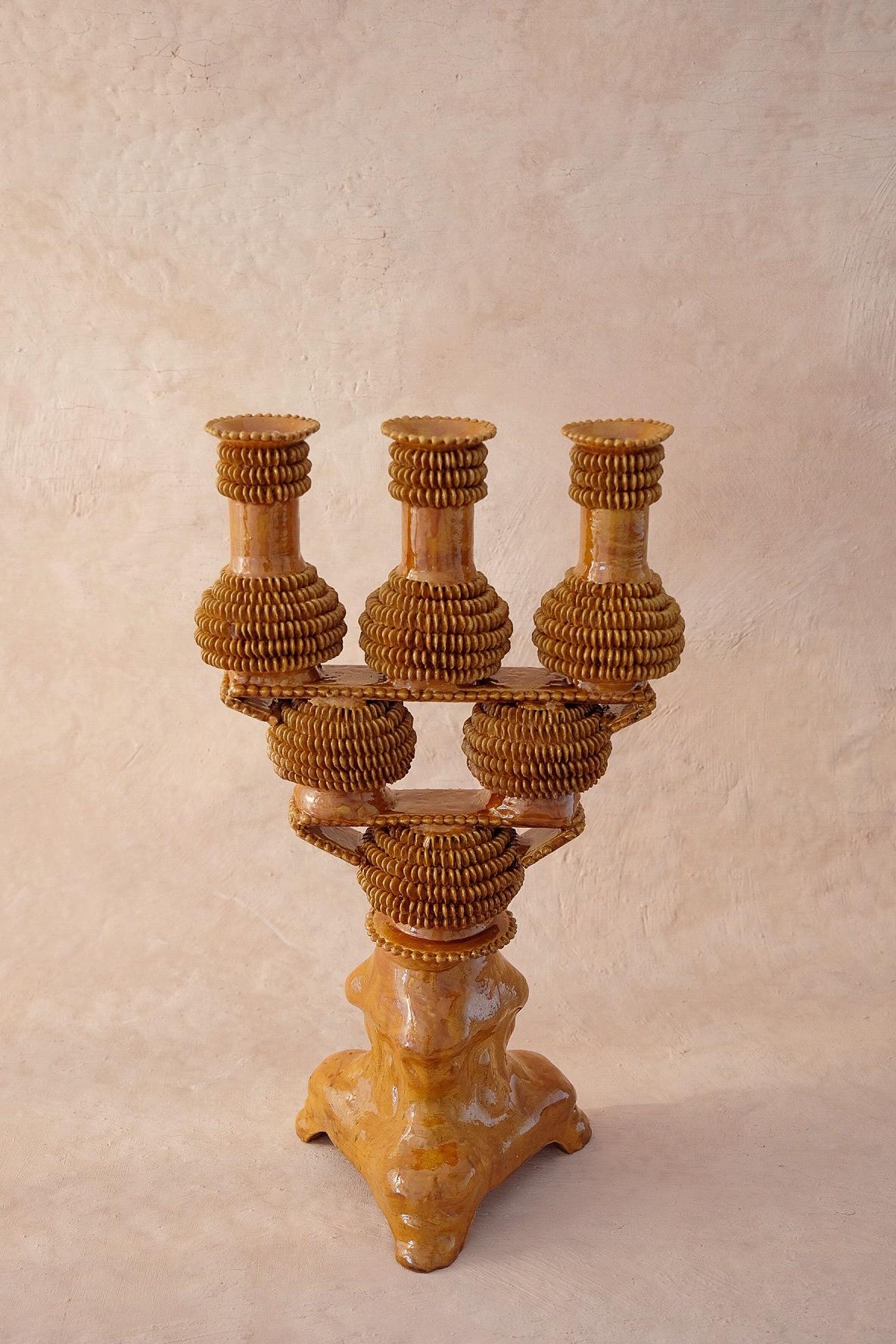 Tres Luces Kerzenhalter von Onora
Abmessungen: B 28 x H 45,7 cm
Materialien: Ton, glasierte Töpferware

Handgeformter Ton, überzogen mit einem Schlicker auf Mineralbasis und poliert mit einem Quarzstein. Die 
