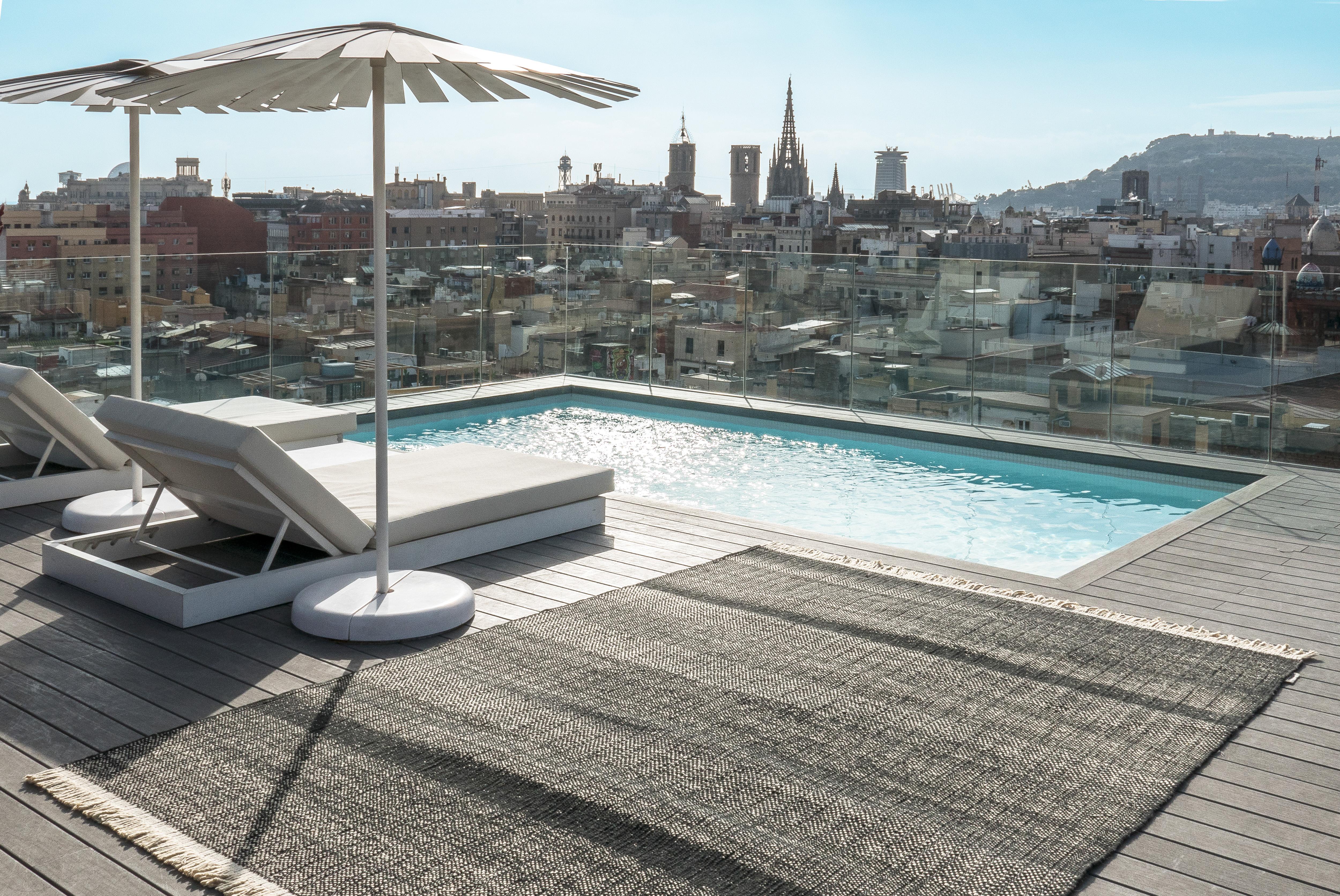 Nanimarquina launches its first line of outdoor rugs specially designed to offer comfort for outdoor spaces. The collection arises from the desire to transfer the warmth of interior spaces to the outside world. Areas where the common denominator is
