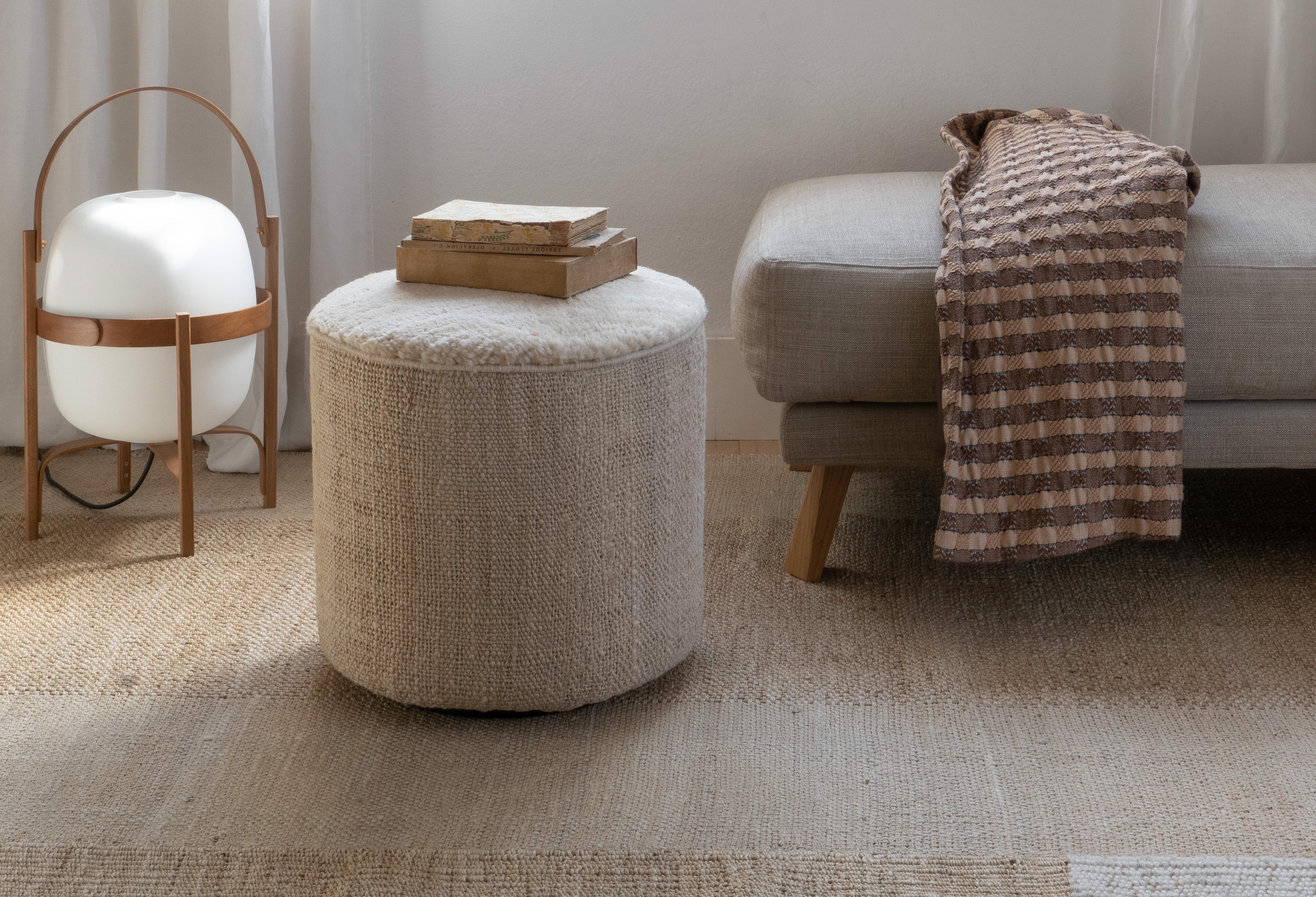 The collections Tres and Persian colors come together to create a very special pouf, a lightweight cylindrical accessory, manageable and adaptable to any space, presented in Vegetal. The combination Tres + Persian Colors impact the senses in a very