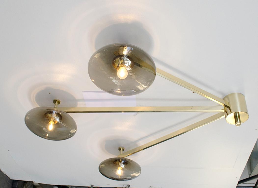 Italienische Unterputzdose mit Murano-Glasschirmen auf massivem Messingrahmen / Made in Italy
Entworfen von Fabio Ltd, inspiriert von den Stilen Angelo Lelli und Arredoluce
3 Leuchten / Typ E12 oder E14 / je max. 40W
Länge: 43 Zoll / Breite: 36 Zoll