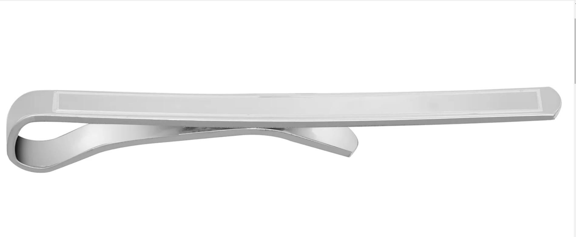 Tresor Paris 925 Silver Engine Turned Tie Slide Clip
Ideal for birthday anniversaries or wedding gifts. can be customized with a personal message to mark the occasion. 

Length 55mm
Width 5mm
Weight 4.5 grams

Tresor Paris will be happy to assist