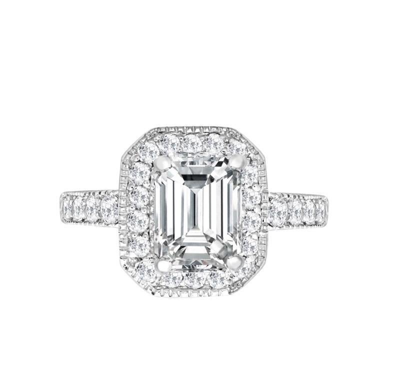 Tresor Paris Bague de fiançailles sur mesure avec halo de diamants ronds taille émeraude monté au centre en vente 12