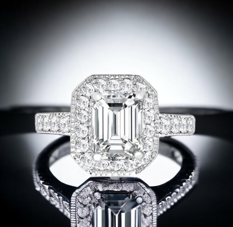 Taille émeraude Tresor Paris Bague de fiançailles sur mesure avec halo de diamants ronds taille émeraude monté au centre en vente