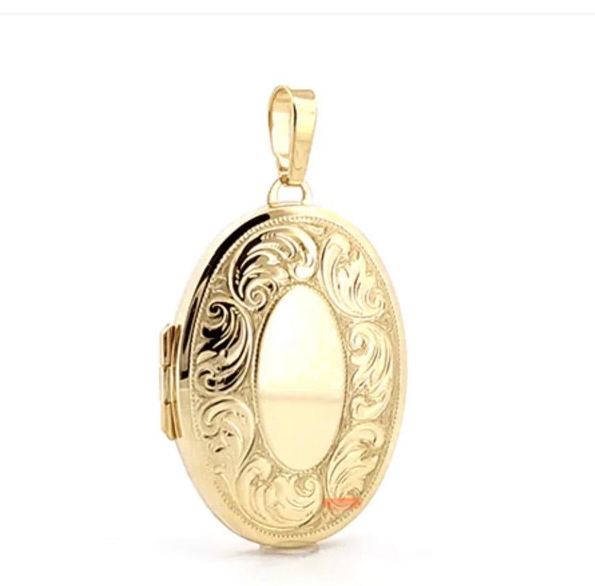 Tresor Paris Floral Design/One Engraved Oval Gold British Hallmark Family Locket (médaillon de famille en or) en vente 3