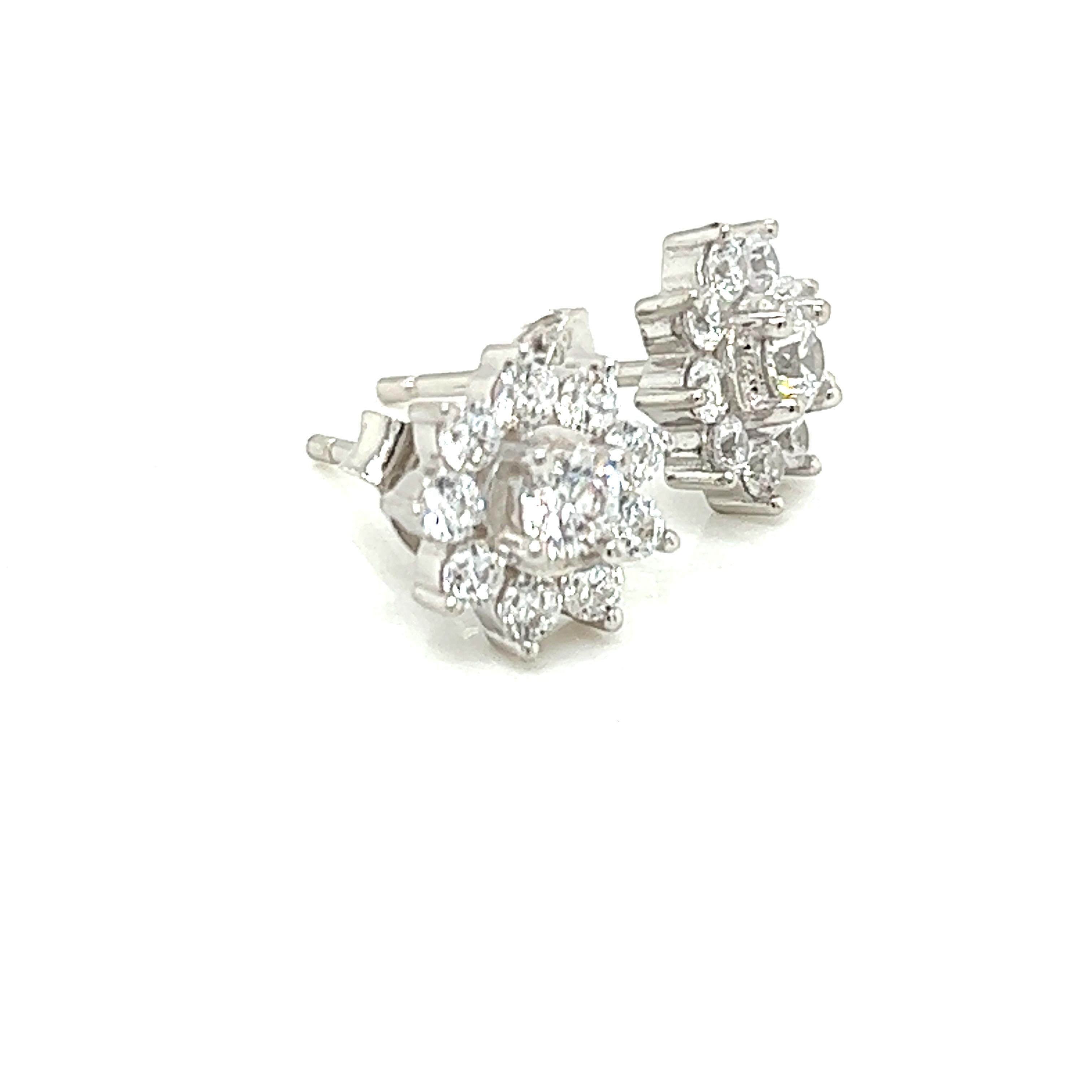 Tresor Paris - Orecchini a cerchio a fiore in argento Sterling con perno in zirconia cubica in vendita 8