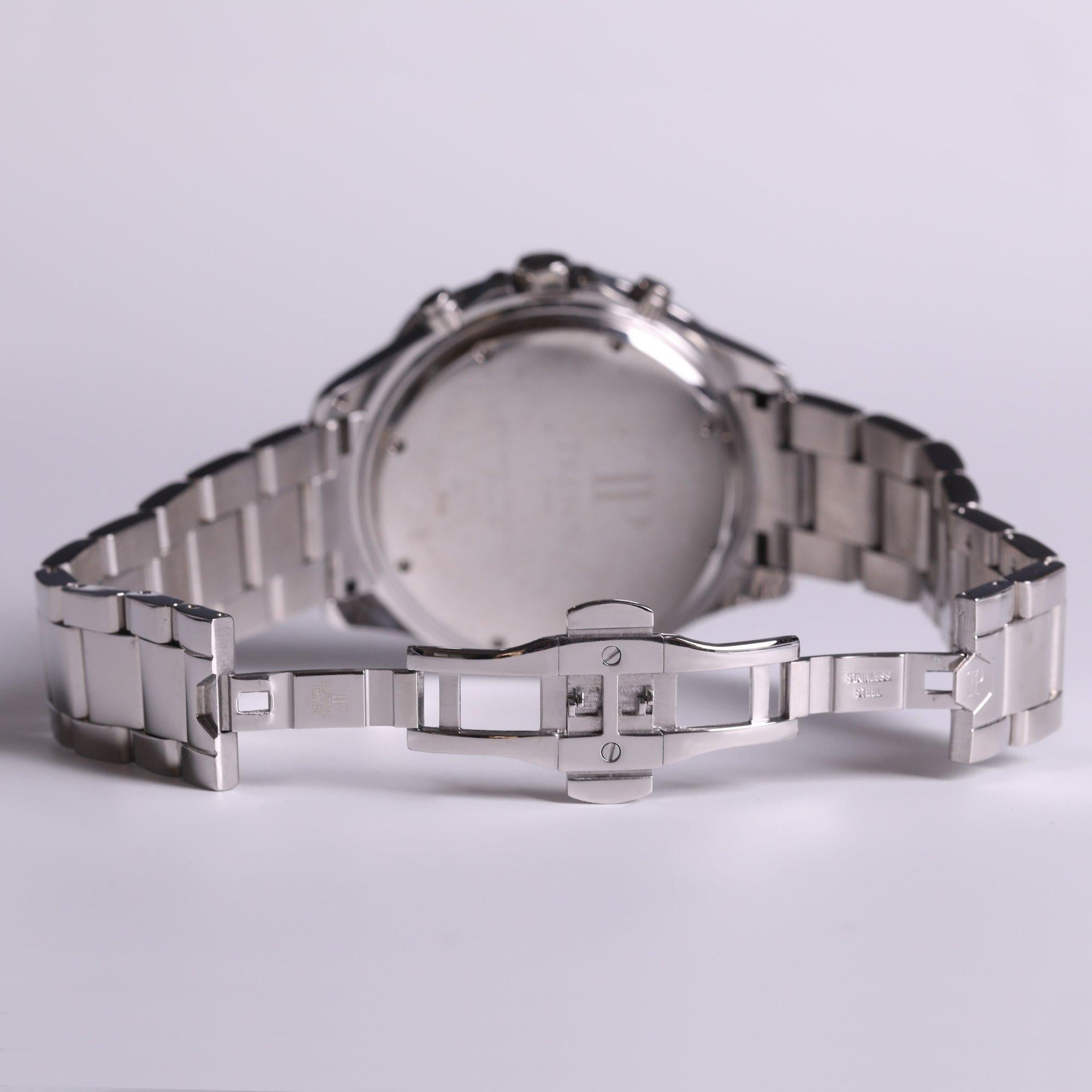 Sophistiquée et glamour, cette montre fabriquée en Suisse est parfaite pour toutes les garde-robes. Associée au plaquage en or blanc 18 ct, la magnifique lunette de Tresor Paris respire le glamour, rendant cette pièce vraiment irrésistible.