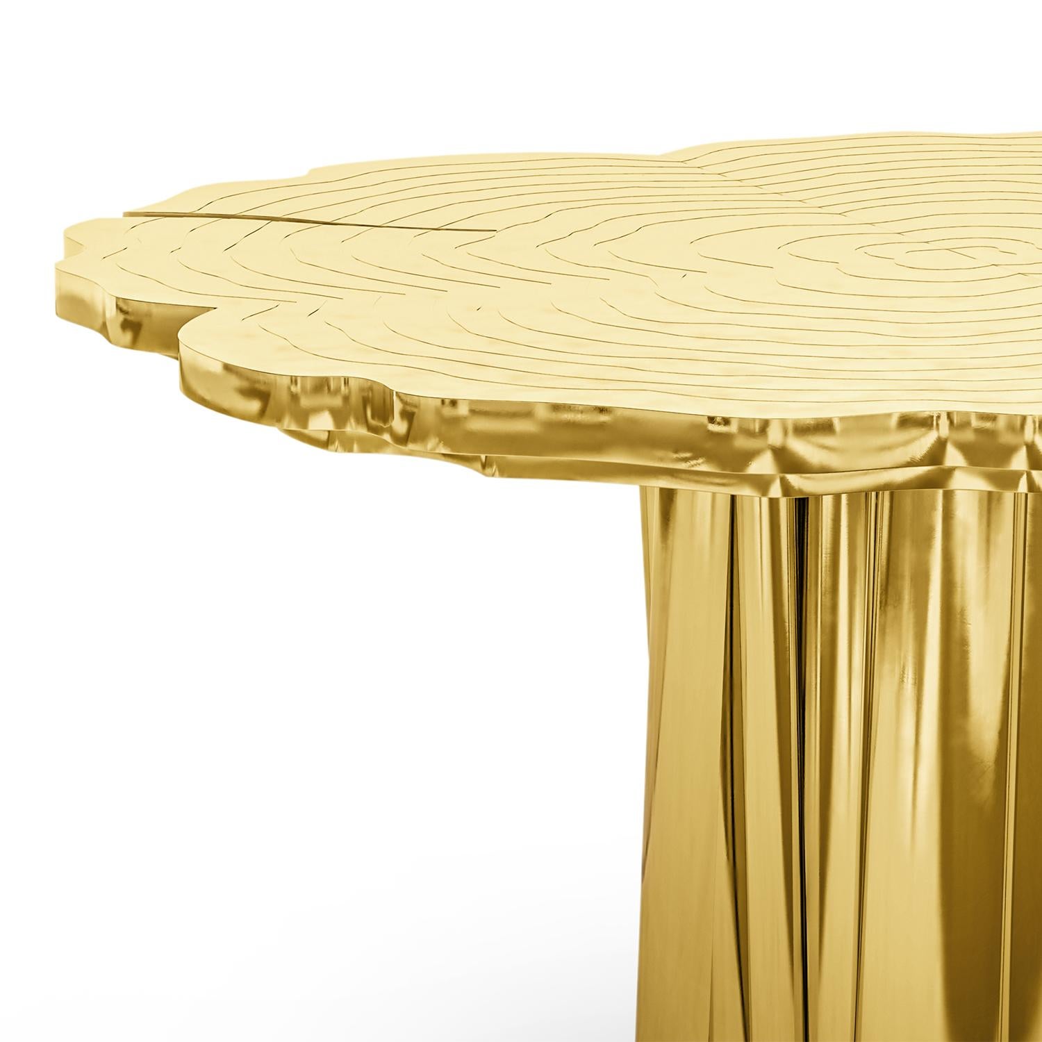 Table à manger Tresor ronde avec structure en bois
recouvert de laiton massif poli, pour huit à dix 
sièges. Chaque pièce est unique.
