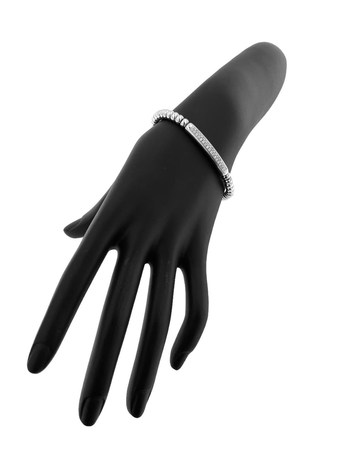 La pulsera elástica Tresore de Hulchi Belluni es una pieza de joyería impresionante y elegante, que combina el lujo con un diseño innovador. Elaborada en oro blanco de 18 quilates de alta calidad, esta pulsera forma parte de la apreciada colección
