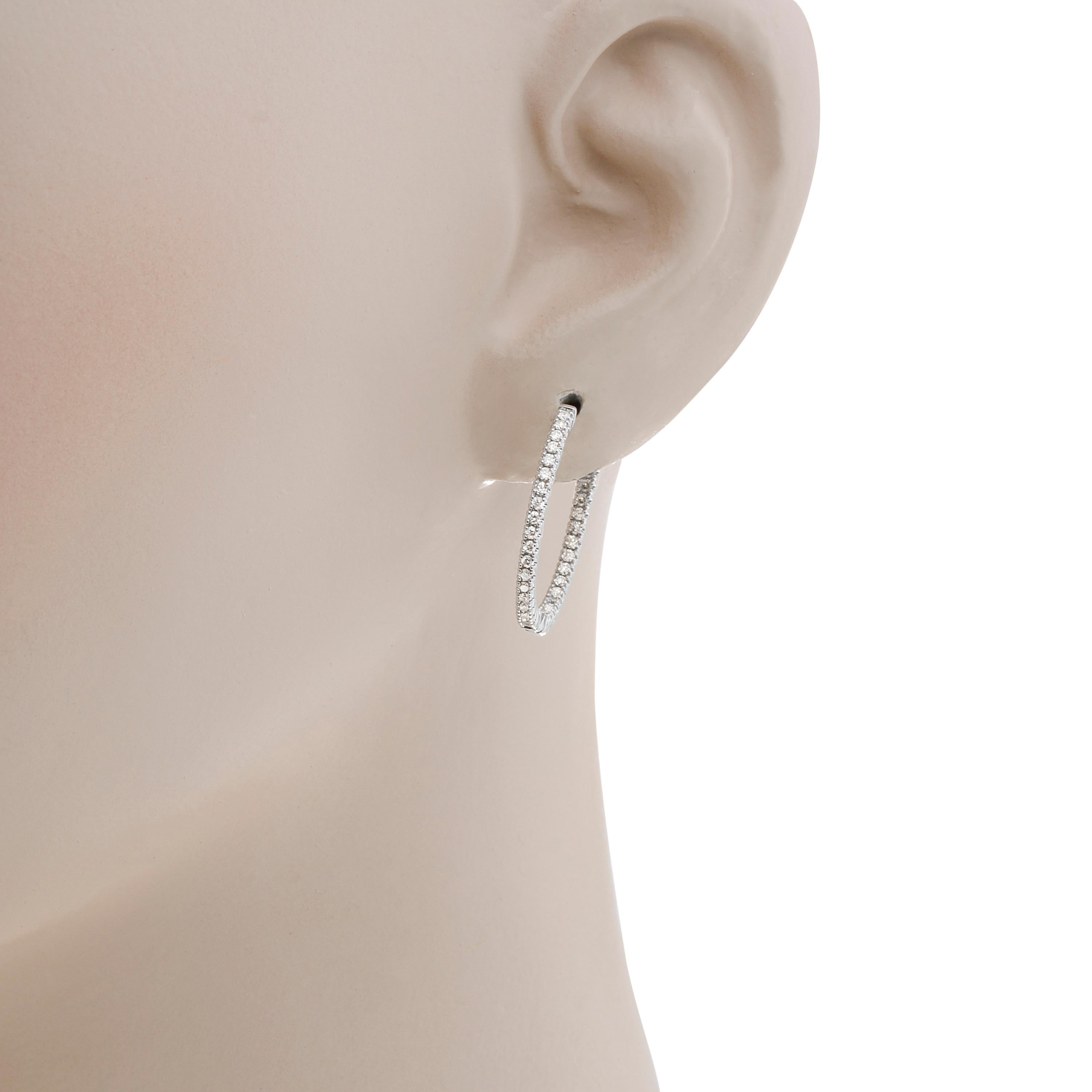 Die Tresorra-Ohrringe aus 18 Karat Weißgold sind mit Diamanten von 0,60 ct. tw. in der Farbe H/I und der Reinheit VS2-SI1 besetzt. Der Durchmesser des Ohrrings beträgt 1