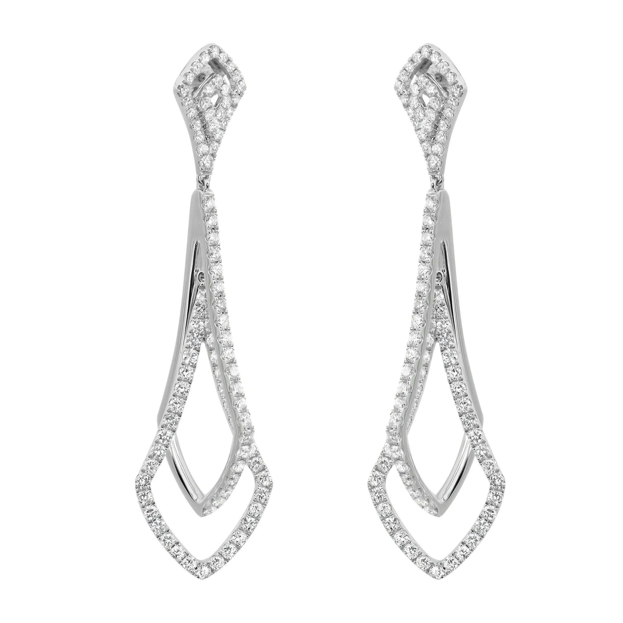Estos maravillosos pendientes largos Tresorra están diseñados en lustroso oro blanco de 18 quilates, con diamantes redondos talla brillante en engaste pavé. Estos pendientes están tachonados con un total de 3,60 quilates de diamantes blancos