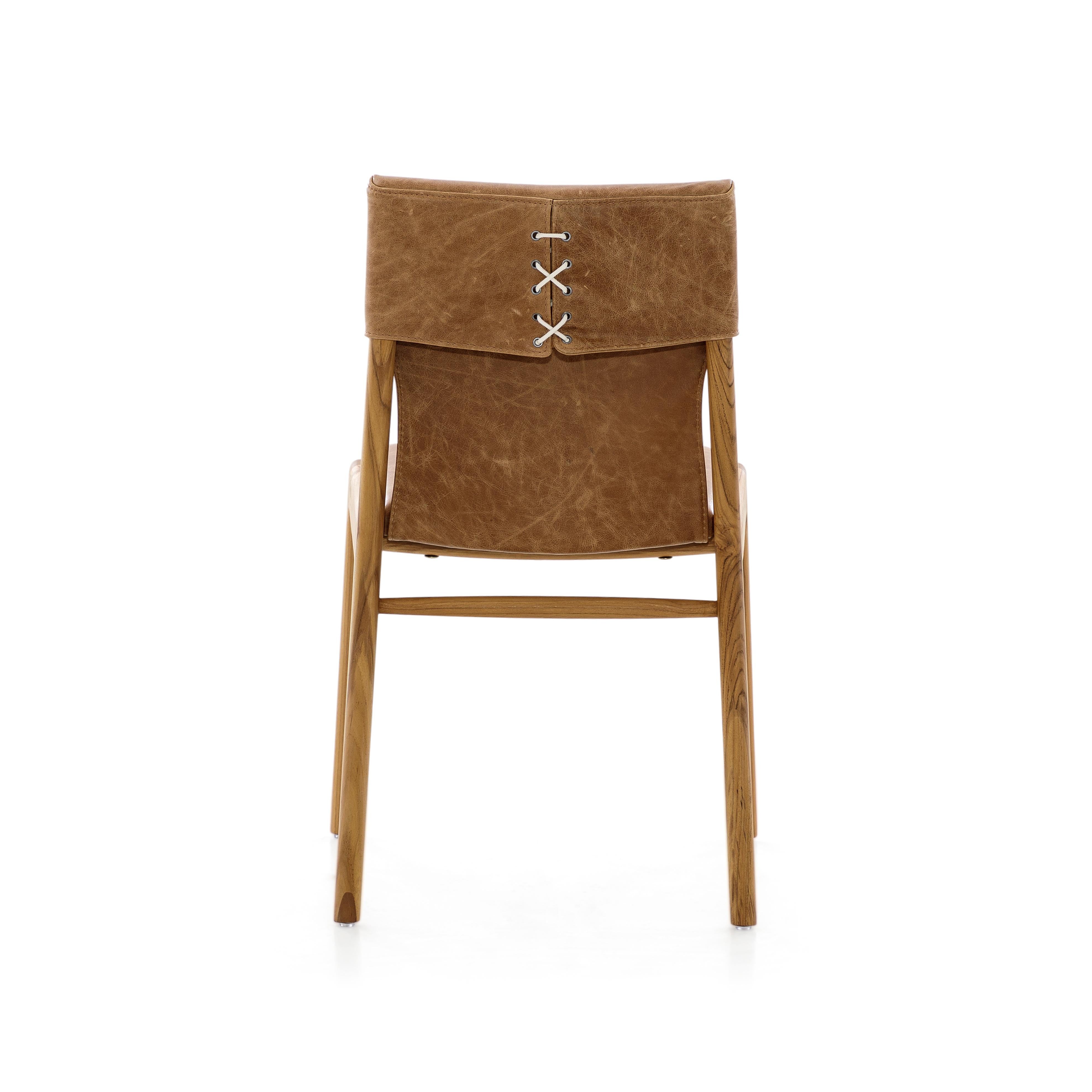 Pelle Coppia di sedie da pranzo in legno di teak con rivestimento in caramello, linea di teli personalizzabile in vendita
