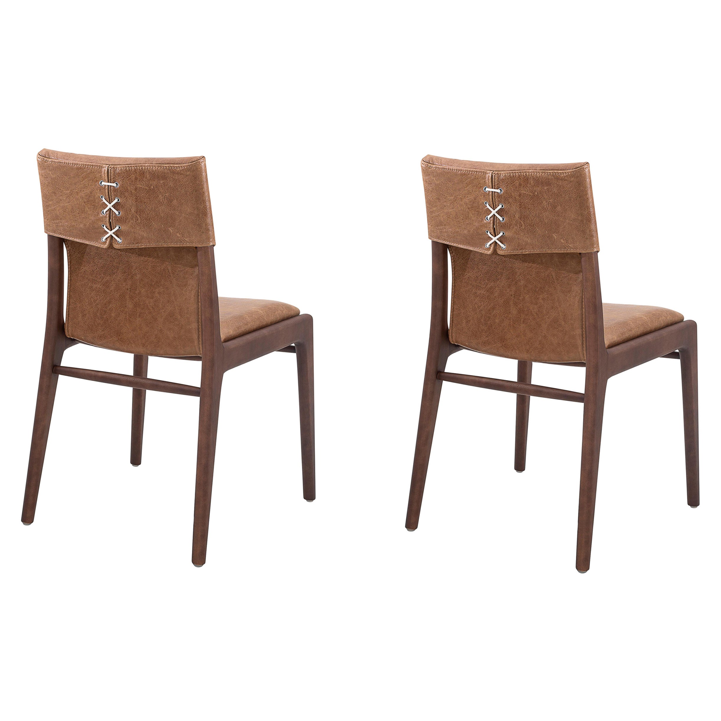 Der legendäre Uultis-Designer Sergio Batista hat den Tress-Esszimmerstuhl mit brauner Lederpolsterung und Walnussholzoberfläche entworfen. Seine Kreationen sind ein Synonym für Stil, Eleganz, Komfort und Qualität. Mit dem Tress-Stuhl hat Herr