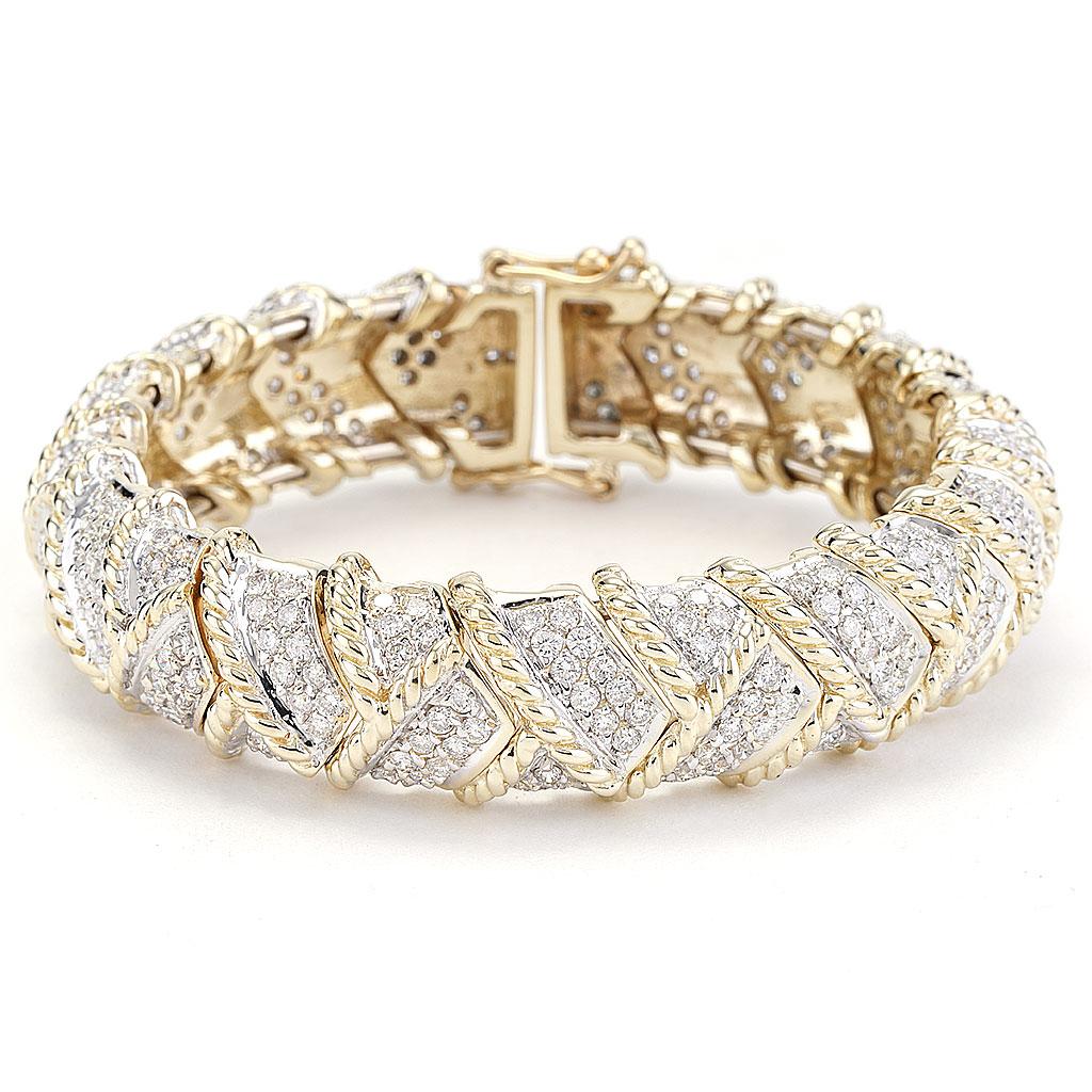 Discover the allure of the Tressé Diamond Bracelet, a symbol of unparalleled elegance and artistry. This exquisite bracelet showcases a distinctive braided rope design, meticulously crafted to intertwine sophistication with a touch of modern