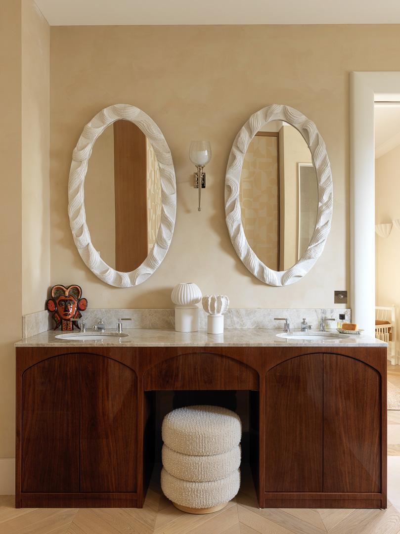 Large miroir ovale en céramique émaillée, finition mate, conçu par Laura Gonzalez. Détail tressé et ondulé. Tout est fabriqué en France.