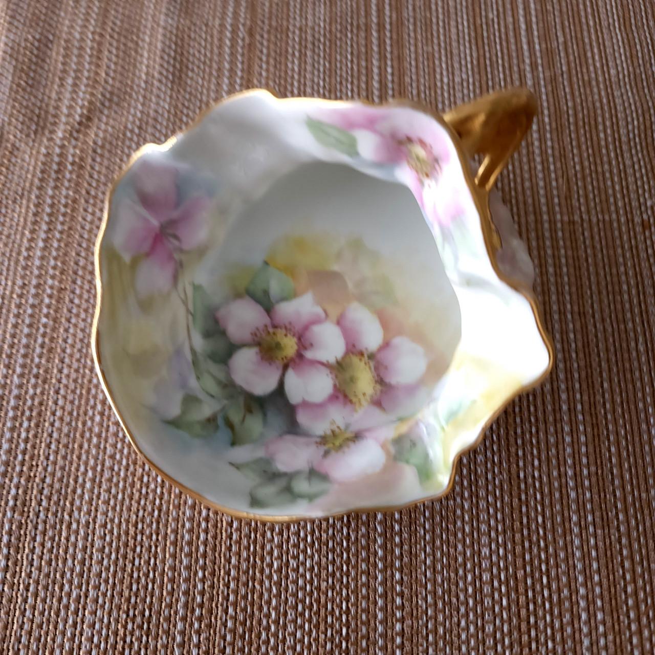 Tressemanes & Vogt Antique Limoges France Hand Painted Collectible Spittoon In Excellent Condition In Milford, DE