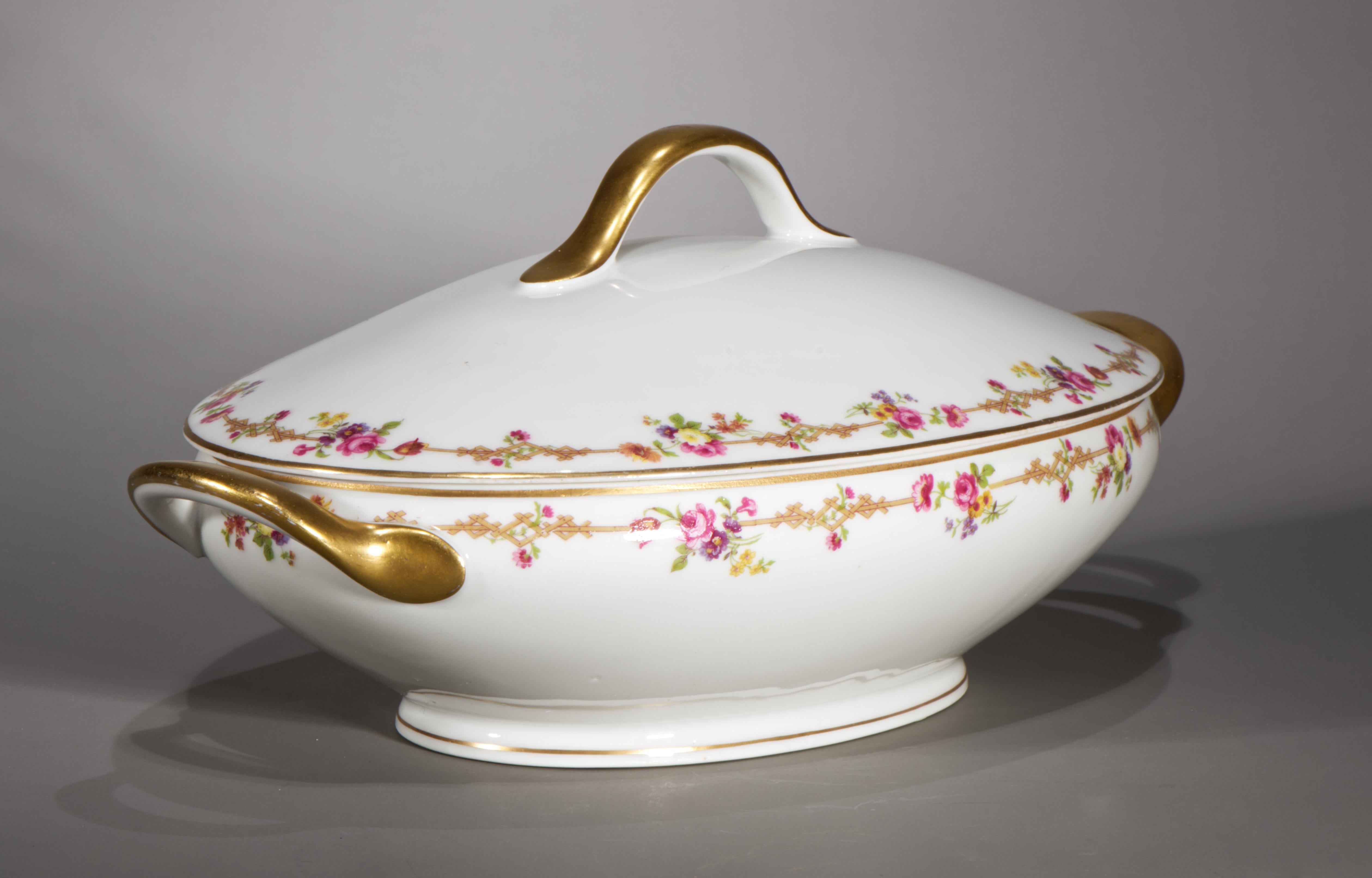 Français Tressemanes & Vogt Limoges Plat de service à pied en porcelaine et couvercle, France 1891-1907 en vente