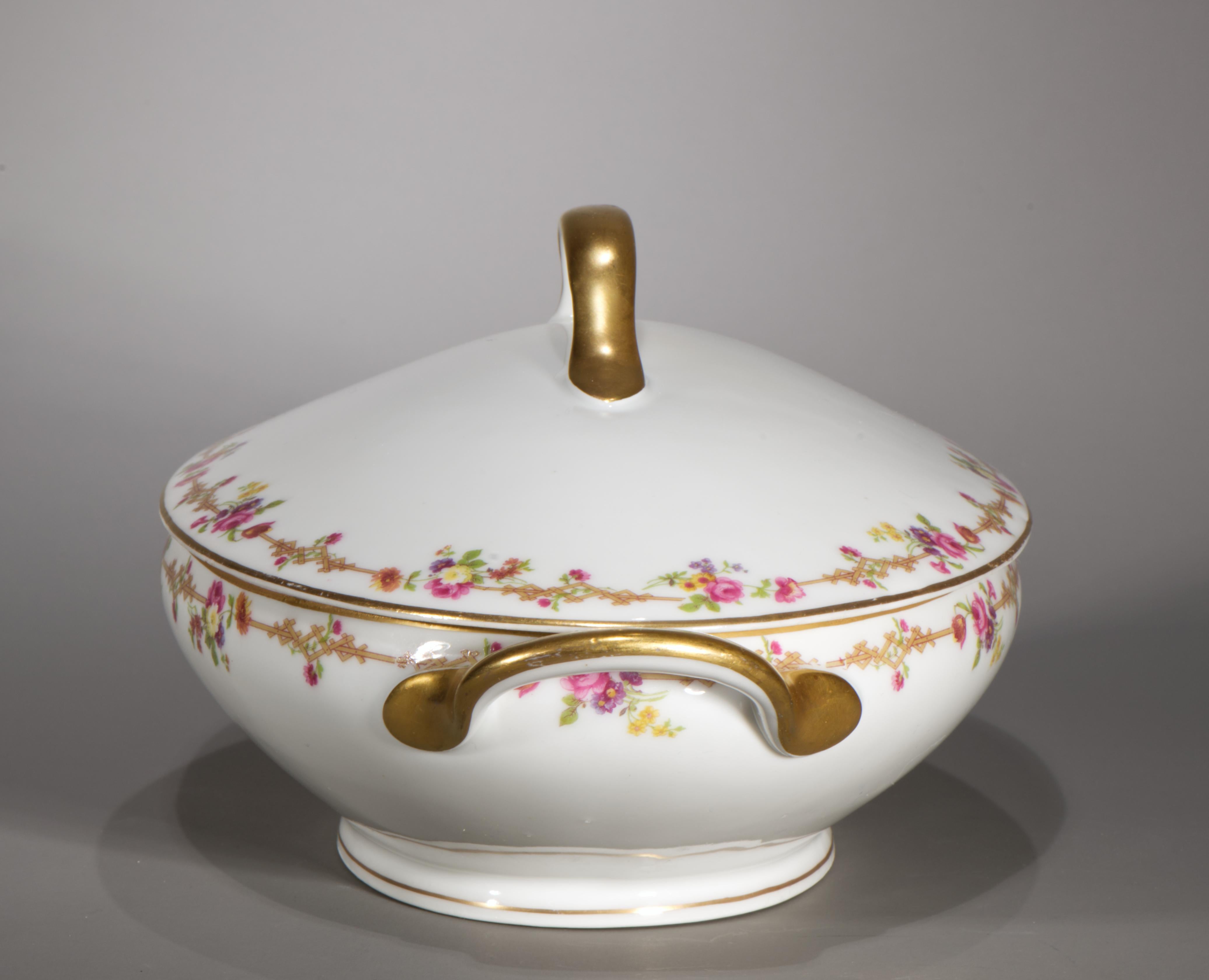 Fait main Tressemanes & Vogt Limoges Plat de service à pied en porcelaine et couvercle, France 1891-1907 en vente