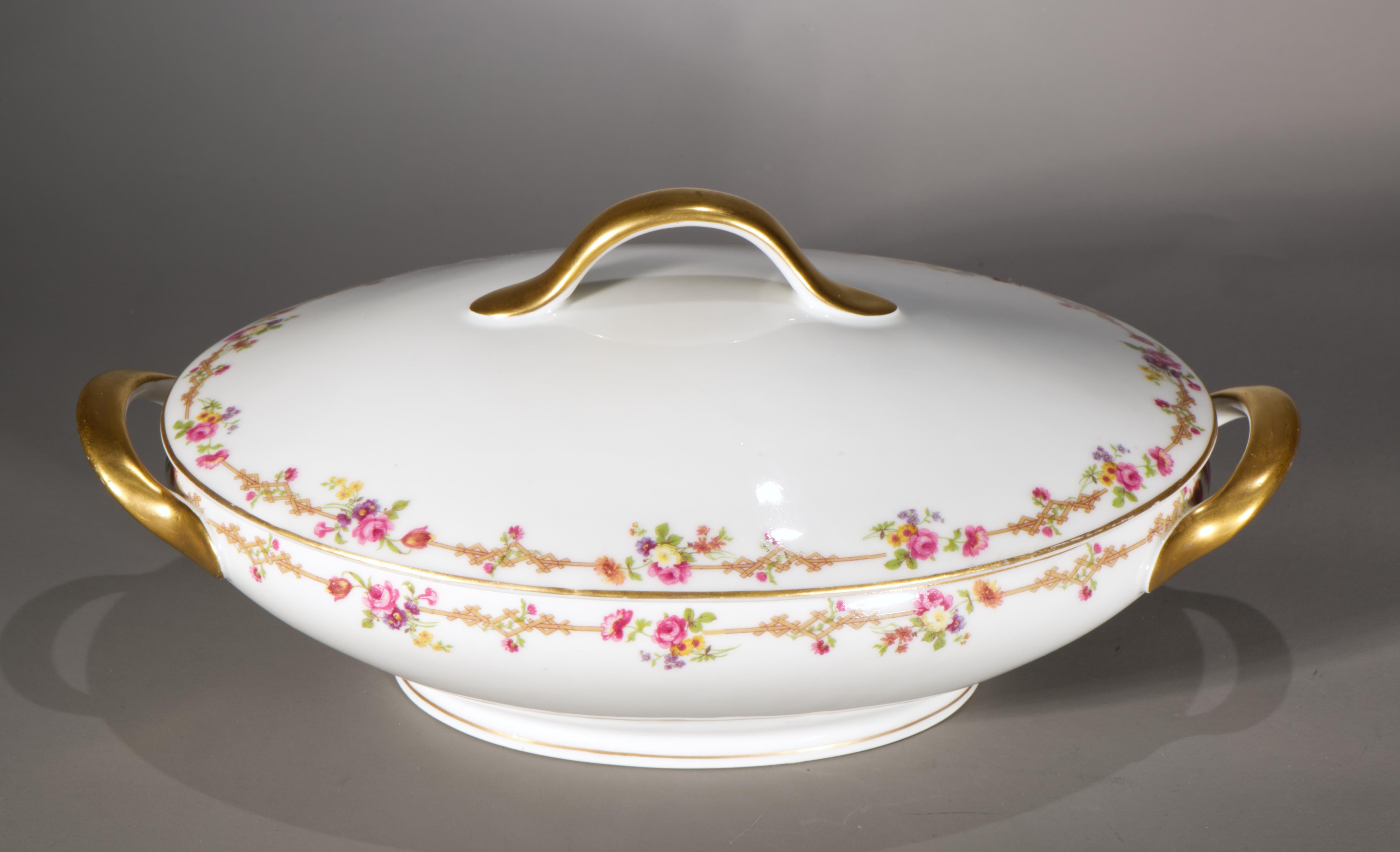 Tressemanes & Vogt Limoges Plat de service à pied en porcelaine et couvercle, France 1891-1907 Bon état - En vente à Clifton Springs, NY