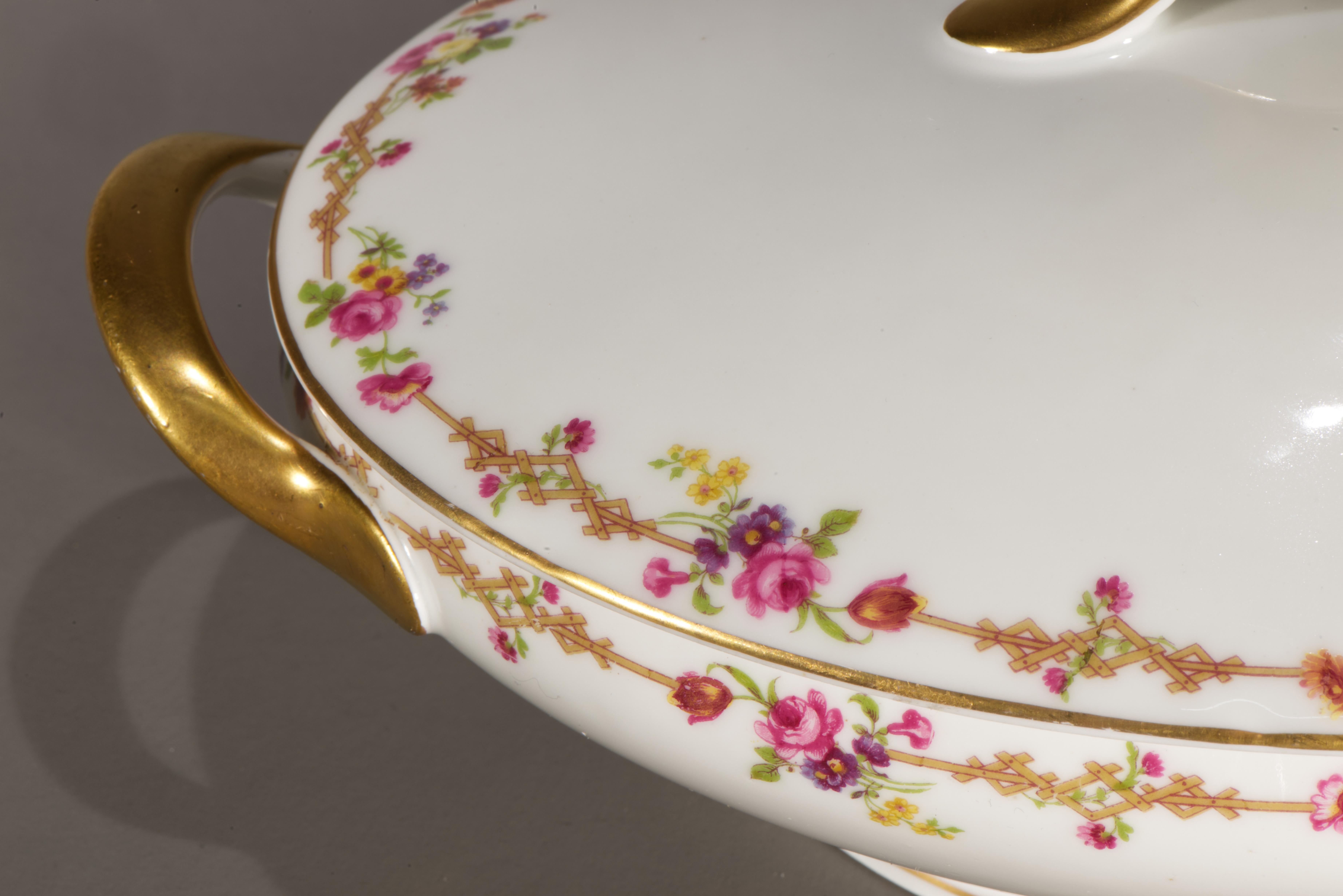 XIXe siècle Tressemanes & Vogt Limoges Plat de service à pied en porcelaine et couvercle, France 1891-1907 en vente