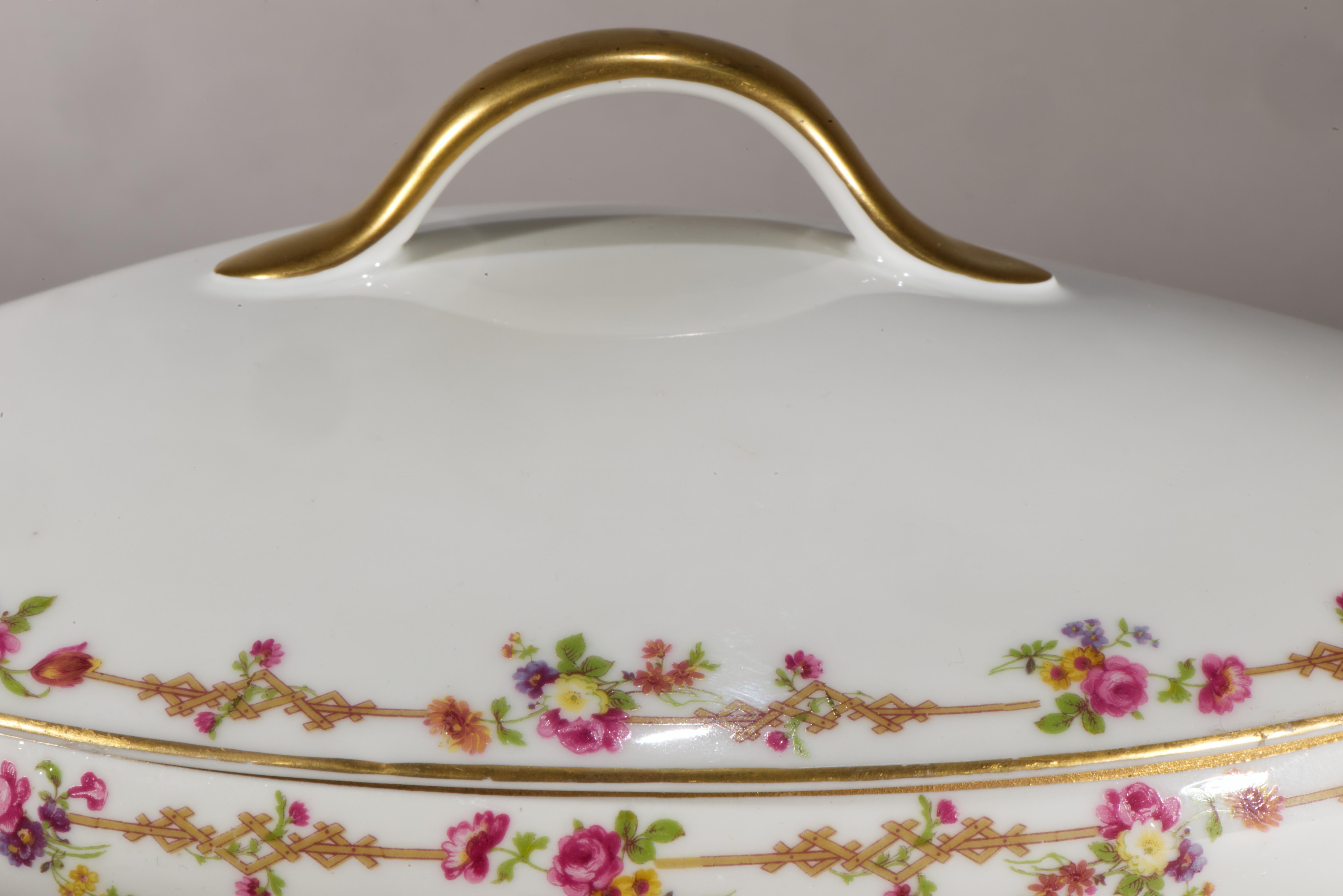 Or Tressemanes & Vogt Limoges Plat de service à pied en porcelaine et couvercle, France 1891-1907 en vente