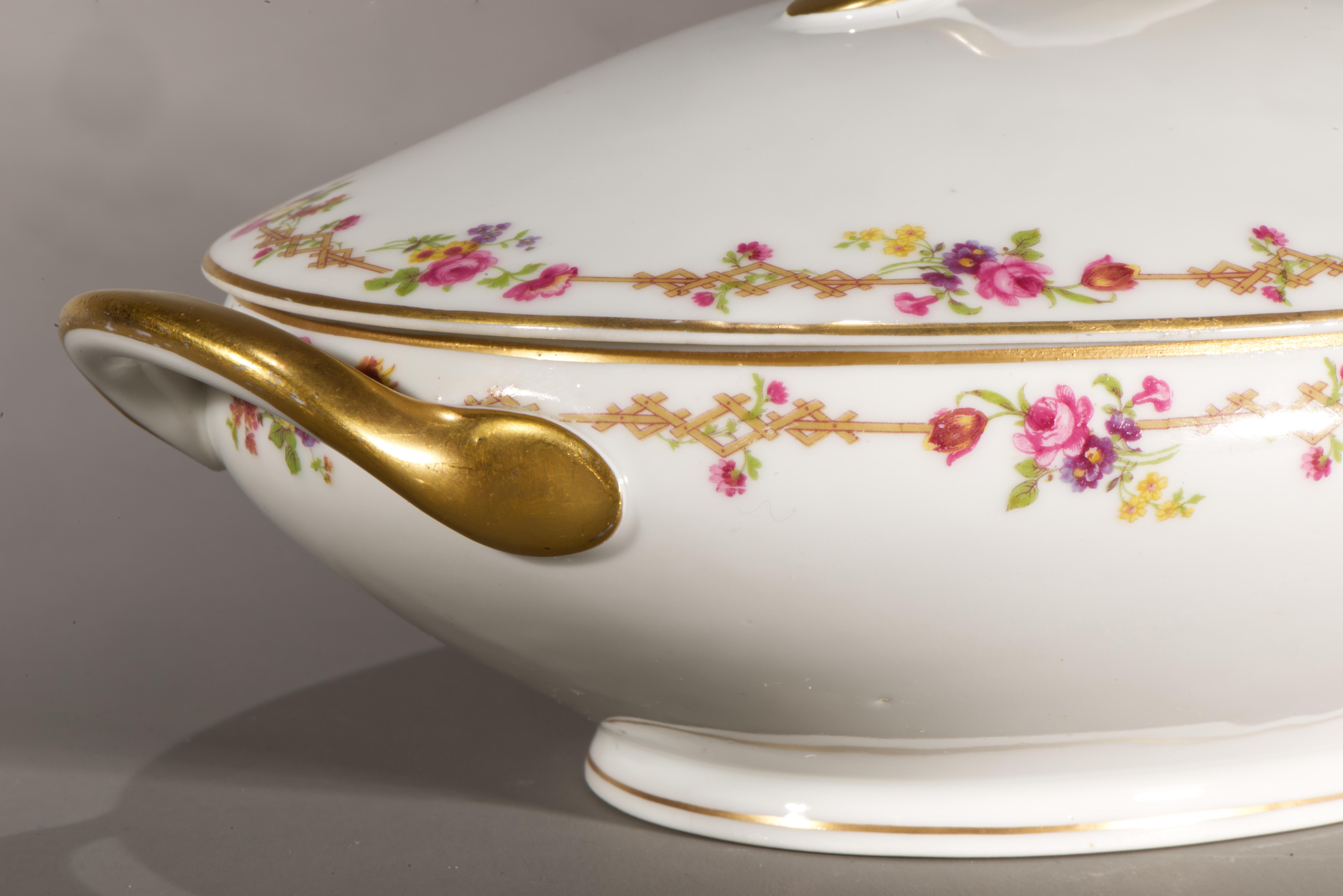 Tressemanes & Vogt Limoges Plat de service à pied en porcelaine et couvercle, France 1891-1907 en vente 1