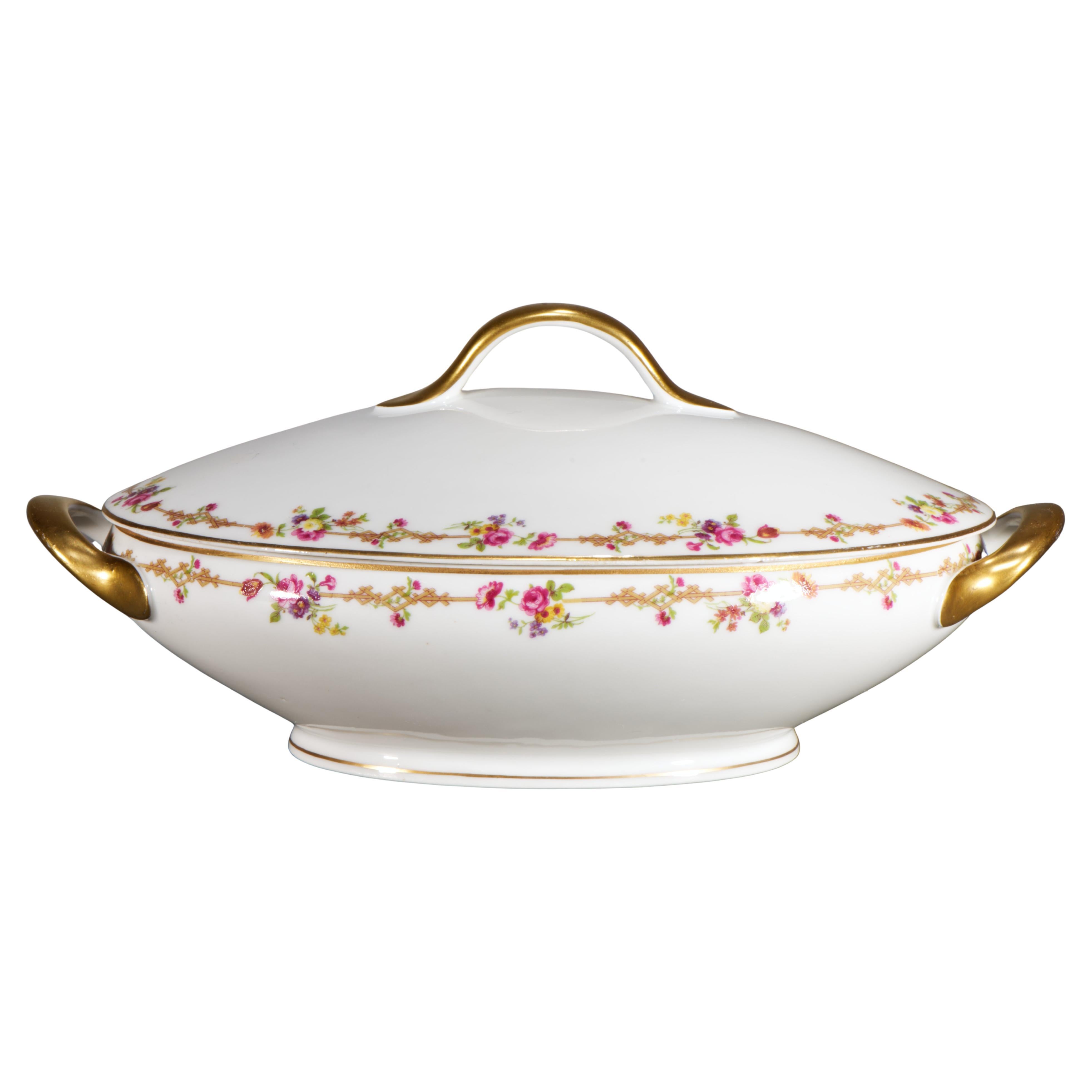 Tressemanes & Vogt Limoges Plat de service à pied en porcelaine et couvercle, France 1891-1907 en vente