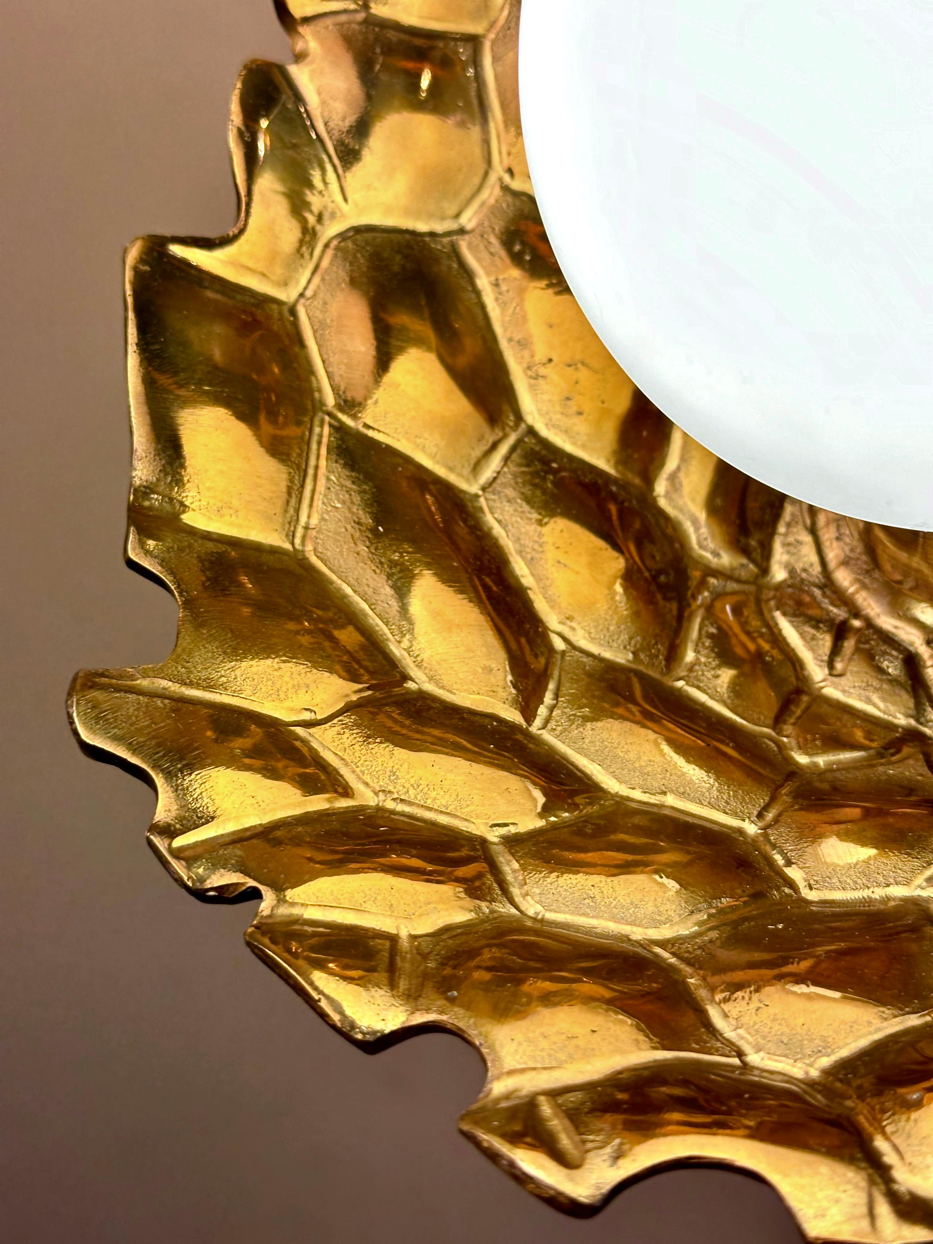 El colgante de fundición de latón Trestano es una sorprendente fusión de arte y artesanía, totalmente hecha a mano con latón macizo. Esculpida con una refinada textura de panal, su forma ancha y cóncava irradia elegancia y profundidad. En el corazón