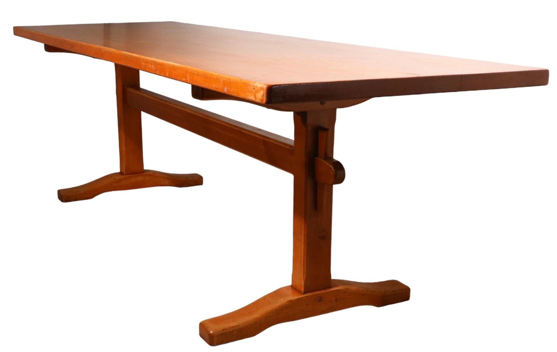 Exceptionnel groupe de tables de ferme fabriqué par Stickley, construit en érable massif marqué Stickley Fayetteville Syracuse. Les tables présentent une base en forme de tréteau qui supporte un épais plateau rectangulaire. Cette table est le modèle