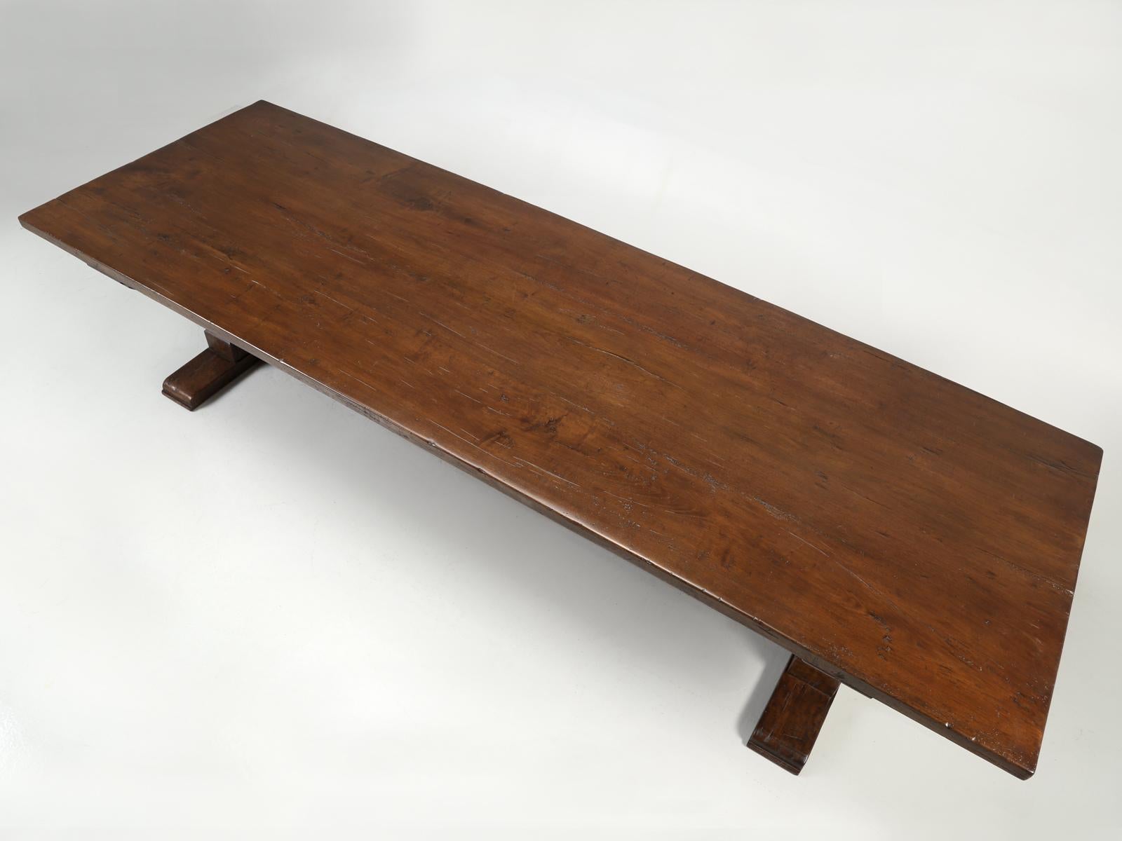 Fabriqué sur commande dans notre atelier Old Plank à partir de planches de chêne épaisses récupérées. Chaque planche de chêne est cannelée pour garantir que la table de salle à manger à tréteaux durera 100 ans et qu'elle pourra être transmise à