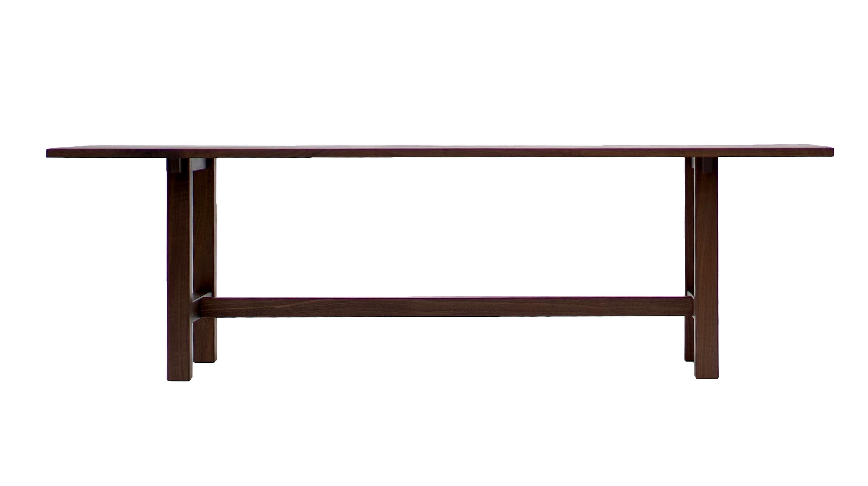 Cette table de salle à manger à tréteaux en dalles lourdes, fabriquée à la main, présente des éléments propres à la charpenterie japonaise traditionnelle, ce qui en fait une table de salle à manger subtile et très robuste. Cette table est composée