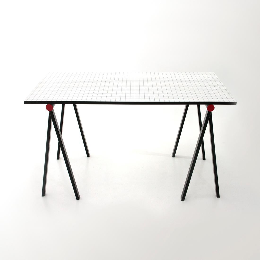 Table produced by Bieffeplast in the 1980s based on a design by Rodney Kinsman.
Legs in black painted metal with red plastic caps.
Wooden top with white laminate surface with black mesh.
Good general conditions, some signs due to normal use over