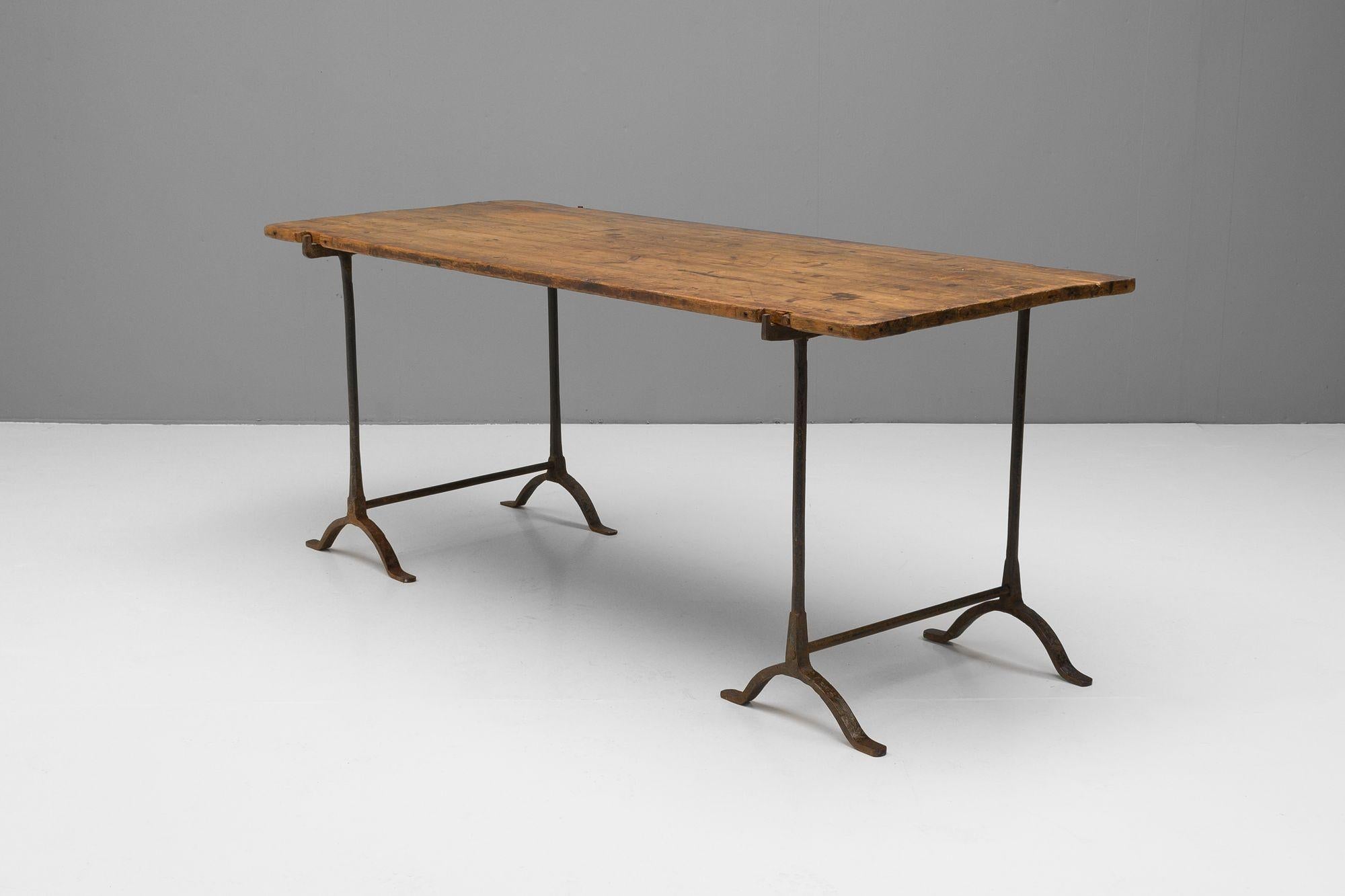 Piano del tavolo in pino su supporti originali in ghisa. Circa 1890. ( 3 disponibili ).
Prezzo e vendita individuale.
H. H. 76cm x L. 183cm x P. 74cm