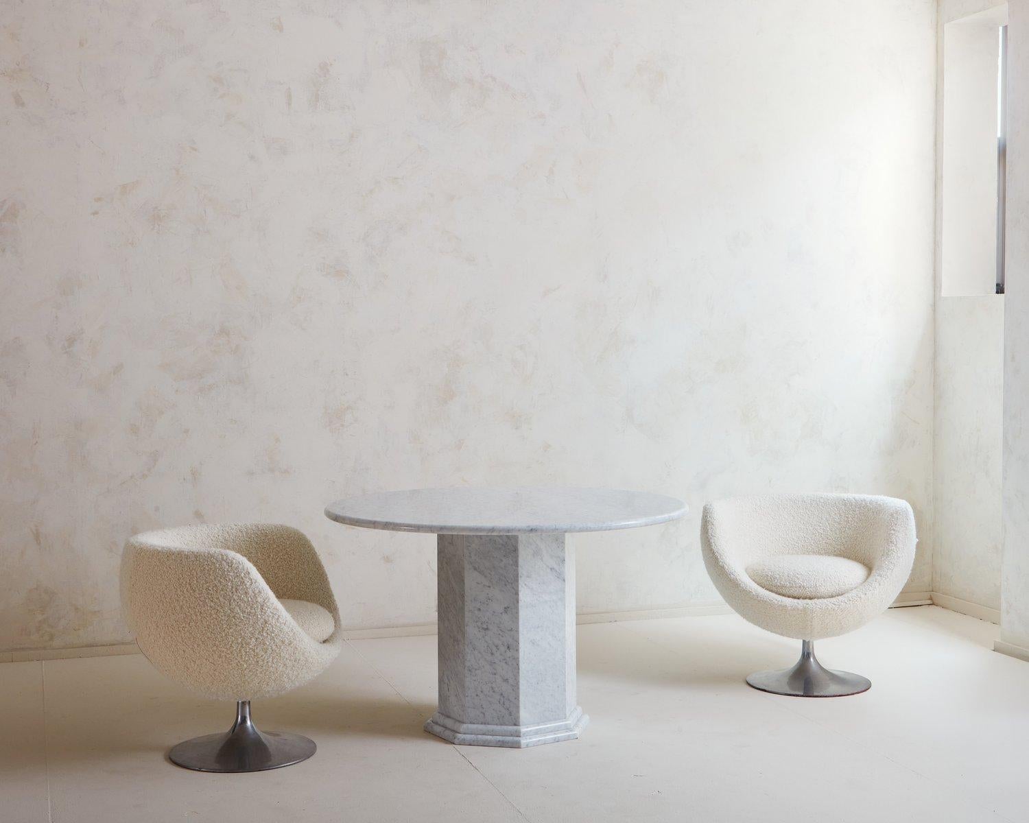 Mid-Century Modern Table de salle à manger Trevi en marbre de Carrare par South Loop Loft en vente
