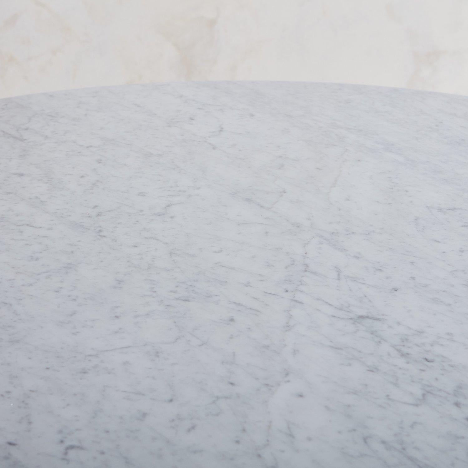 XXIe siècle et contemporain Table de salle à manger Trevi en marbre de Carrare par South Loop Loft en vente