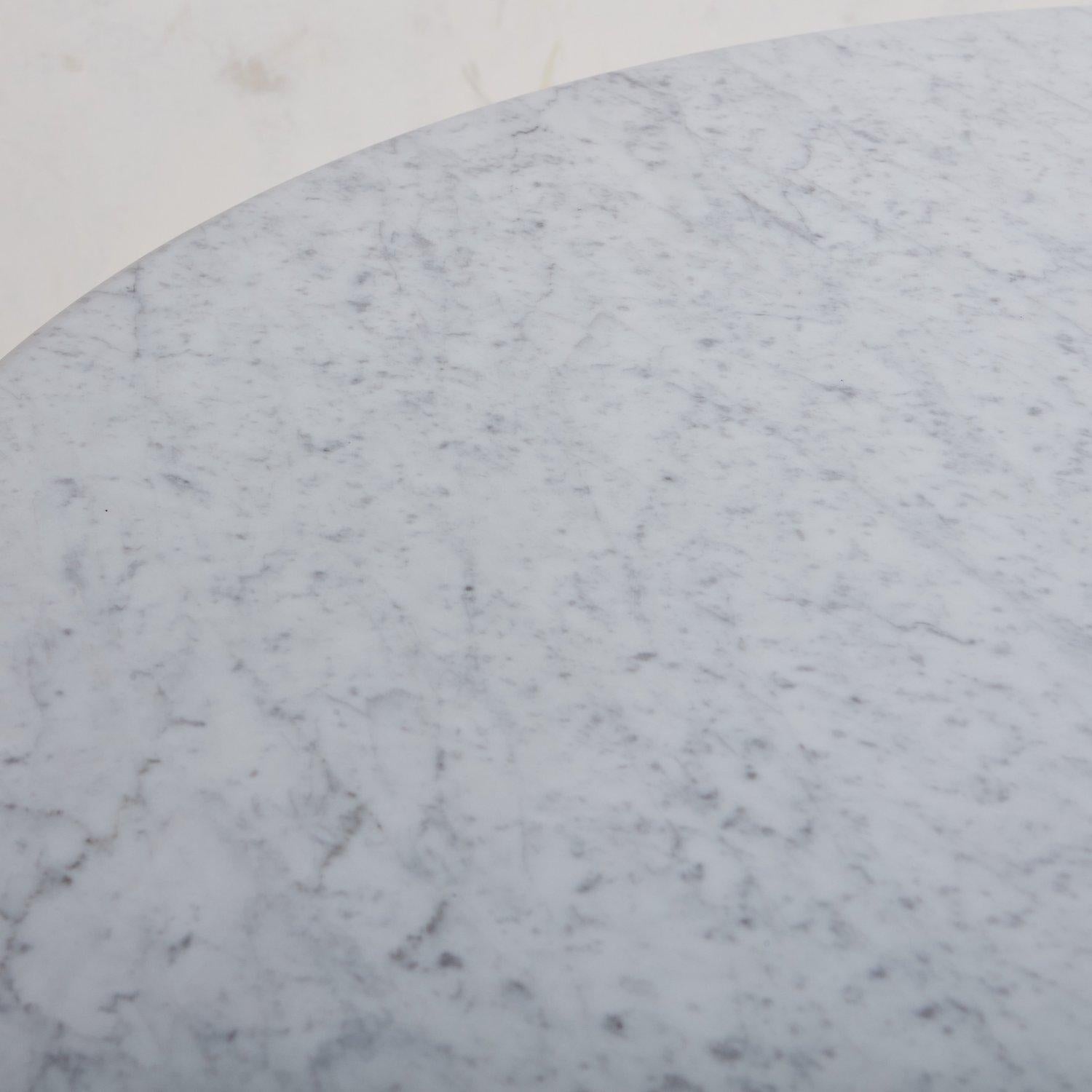 Marbre Table de salle à manger Trevi en marbre de Carrare par South Loop Loft en vente