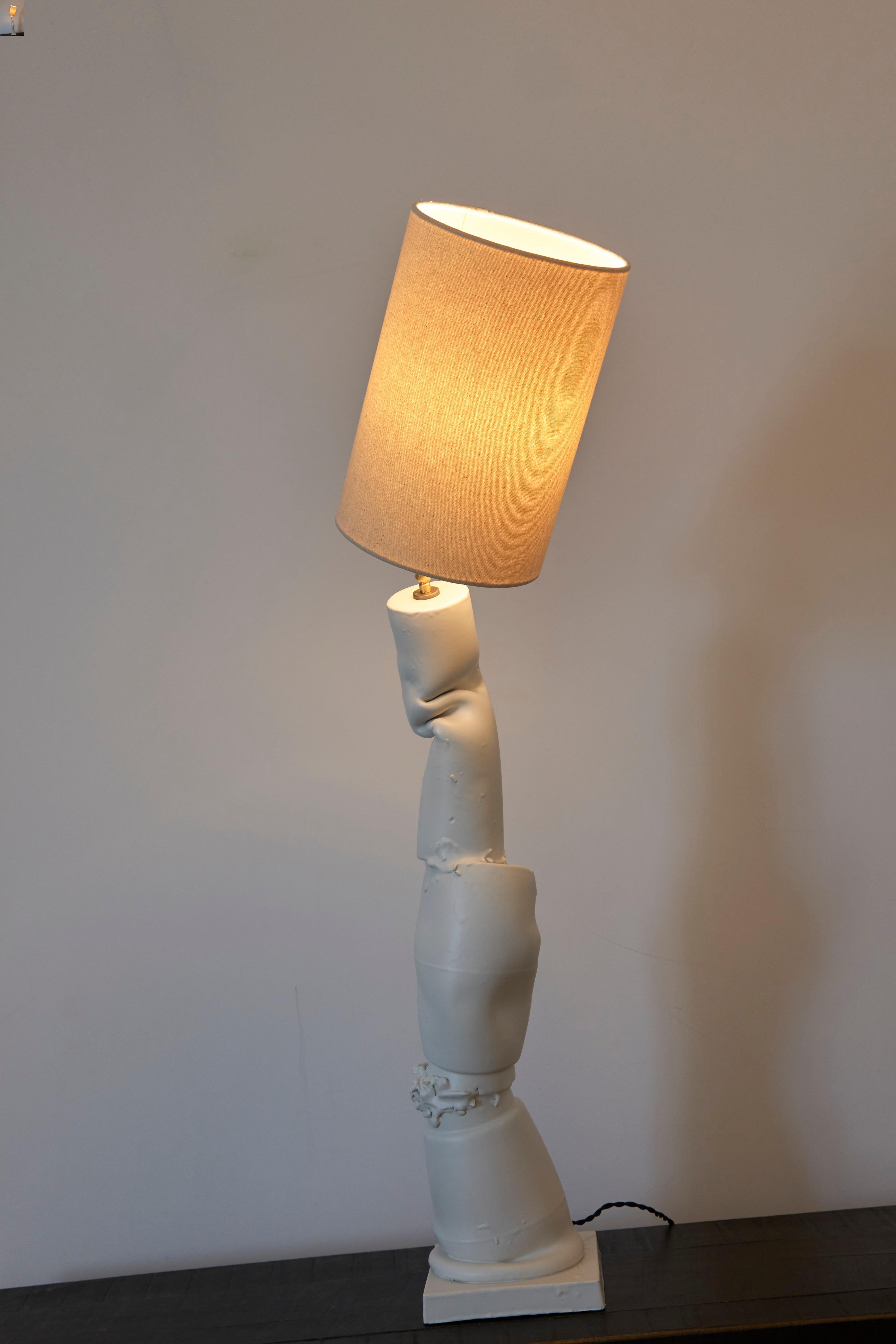 Lampe à poser Treviso et Asiago par Jenna Basso Pietrobon
Dimensions : L 17 x D 17 x H 103 cm
Matériaux : Céramique.


Jenna Basso Pietrobon, née en 1986, est une artiste dont le travail aborde des questions sociétales à travers le prisme de ses