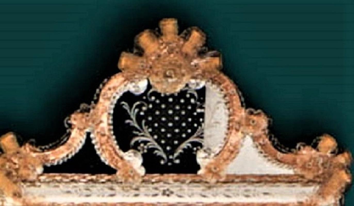 Spiegel im venezianischen Stil nach einem Entwurf von Fratelli Tosi, aus Murano-Glas, vollständig handgefertigt nach den Techniken unserer Vorfahren. Spiegel, bestehend aus einem zentralen Rechteck mit Kristall und Gold Rahmen in Murano-Glas und mit