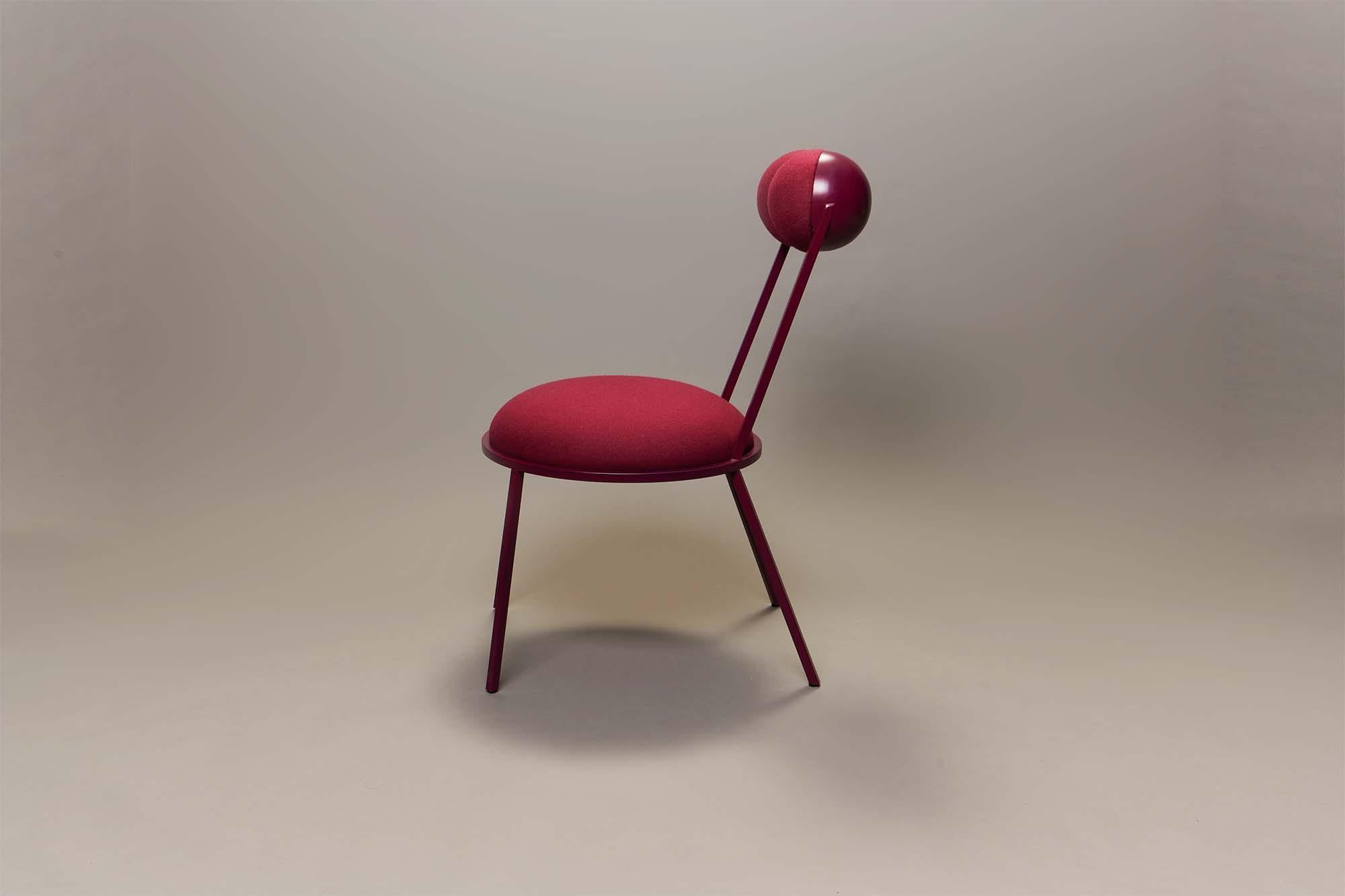 Trevor-Stuhl mit dunkelrotem Gestell und Wolle von Lara Bohinc (Moderne) im Angebot