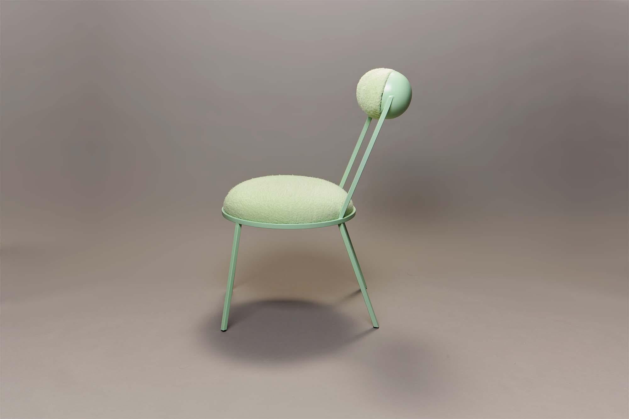 Moderne Chaise de salle à manger sculpturale Trevor avec cadre vert menthe et laine de Lara Bohinc  en vente