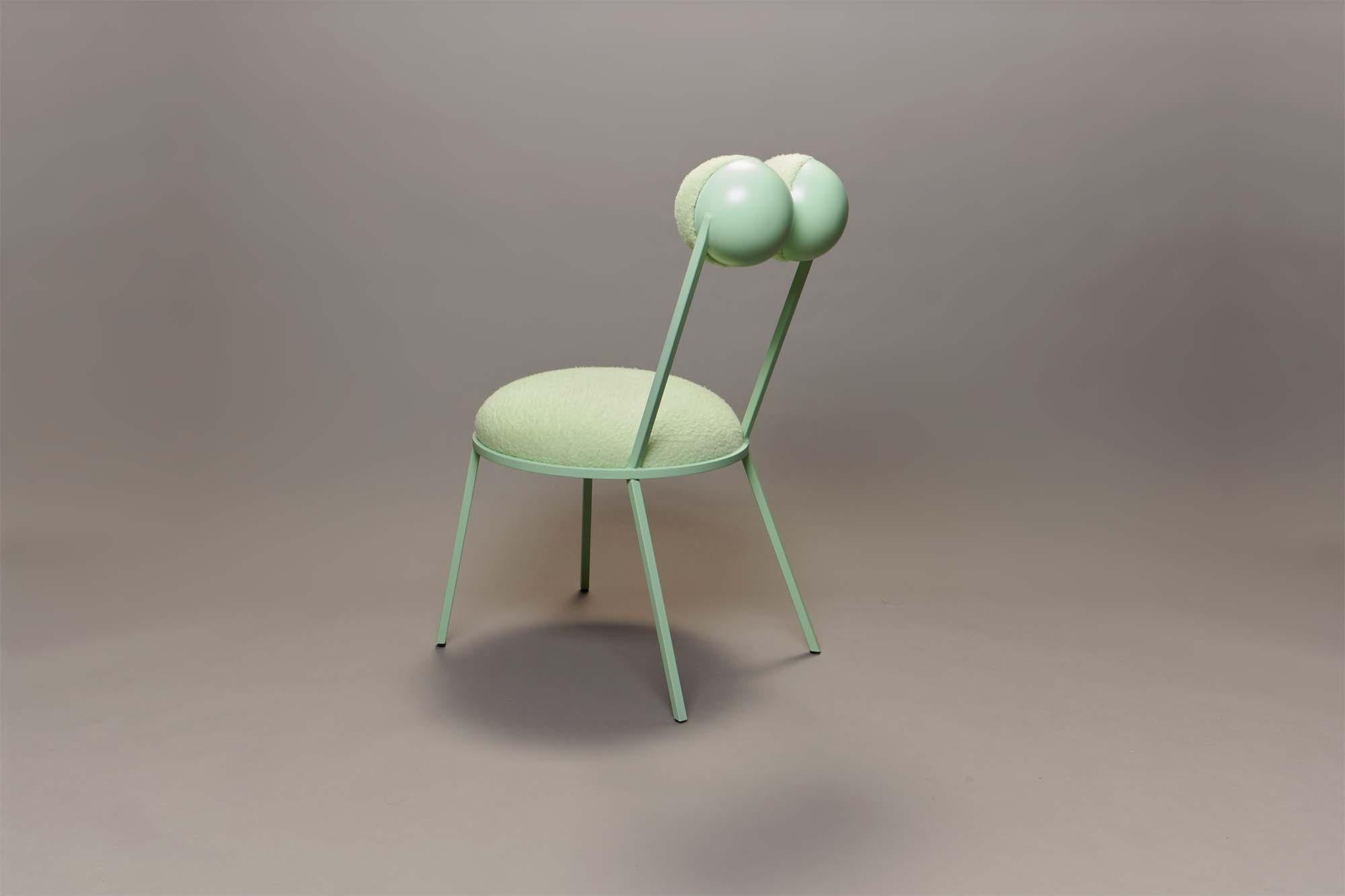 Portugais Chaise de salle à manger sculpturale Trevor avec cadre vert menthe et laine de Lara Bohinc  en vente