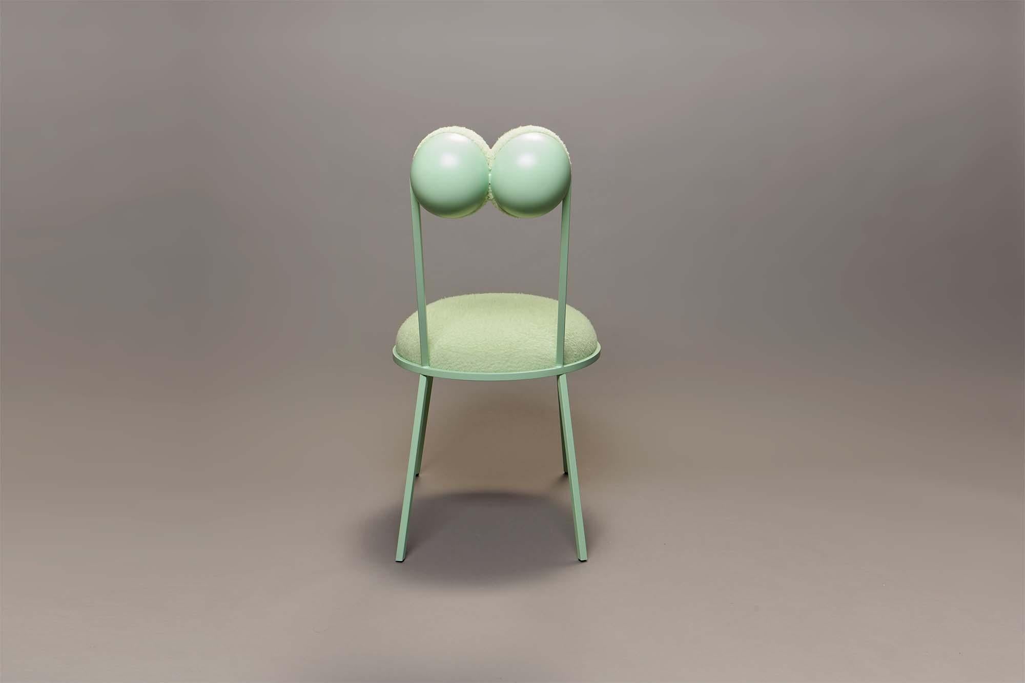 Poudré Chaise de salle à manger sculpturale Trevor avec cadre vert menthe et laine de Lara Bohinc  en vente