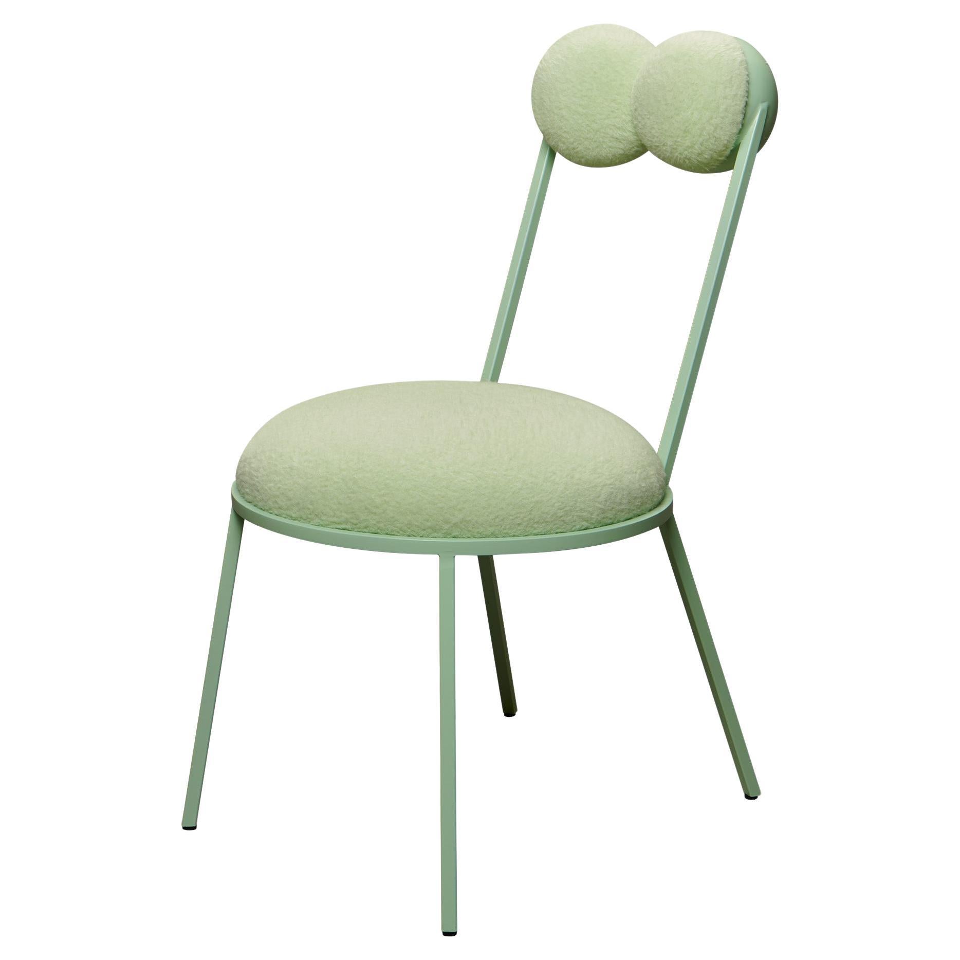 Chaise de salle à manger sculpturale Trevor avec cadre vert menthe et laine de Lara Bohinc  en vente