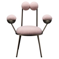 Chaise Trevor avec accoudoirs Structure couleur bronze Tissu Bouclé rose par Lara Bohinc