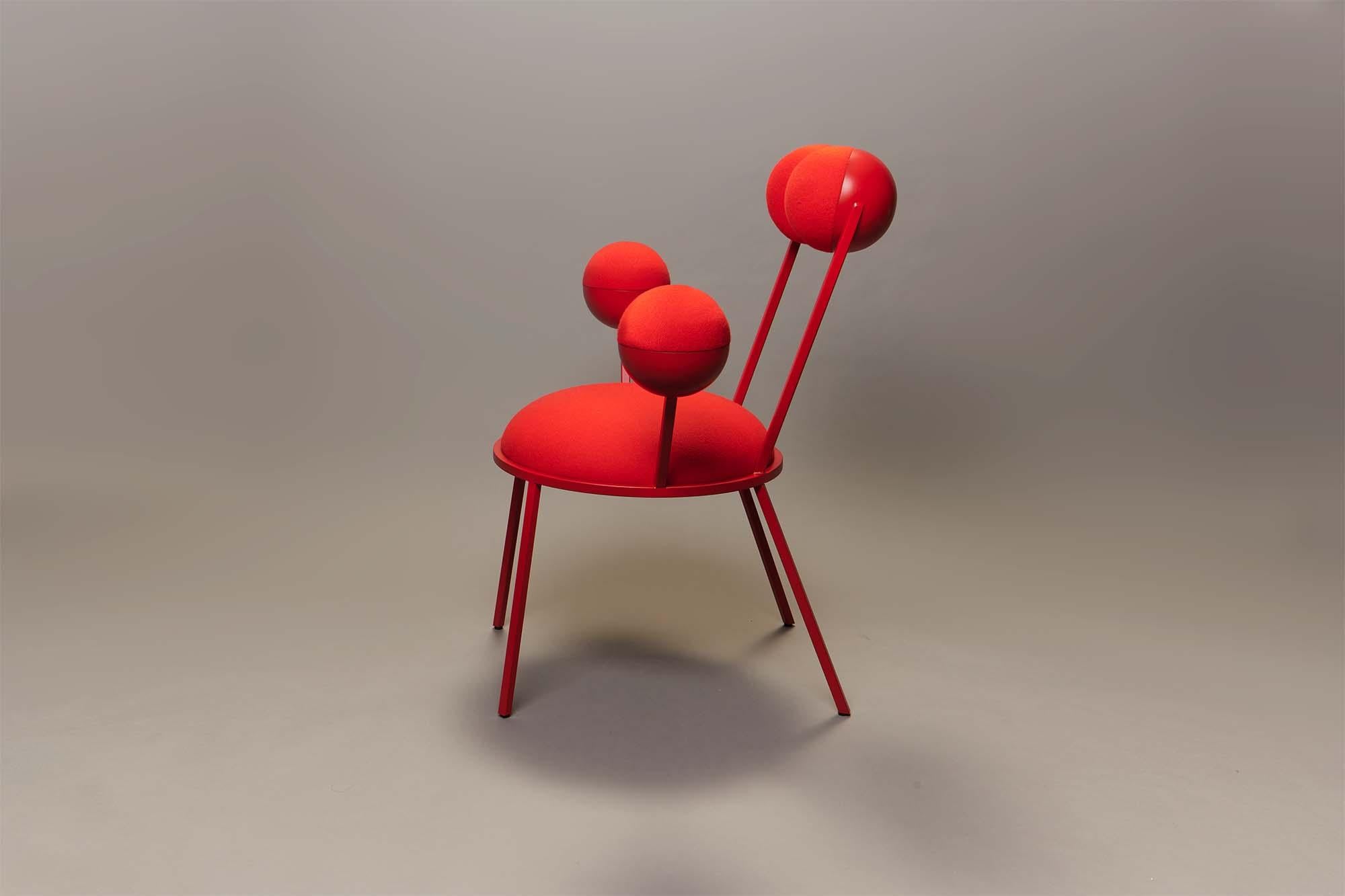 Moderne Chaise Trevor avec accoudoirs Cadre rouge et laine de Lara Bohinc en vente
