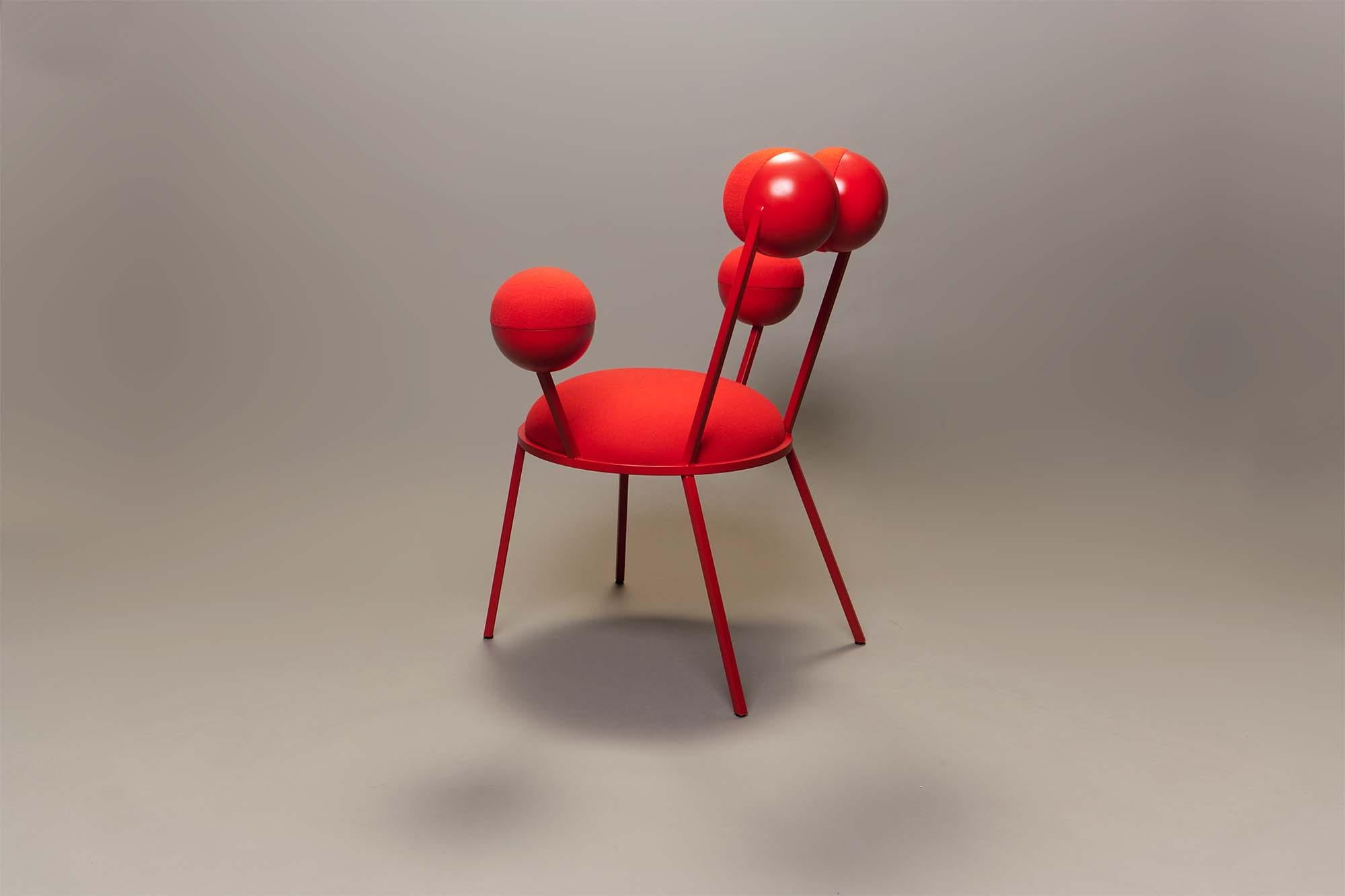 Trevor-Stuhl mit Armlehnen, rotem Gestell und Wolle von Lara Bohinc (Moderne) im Angebot