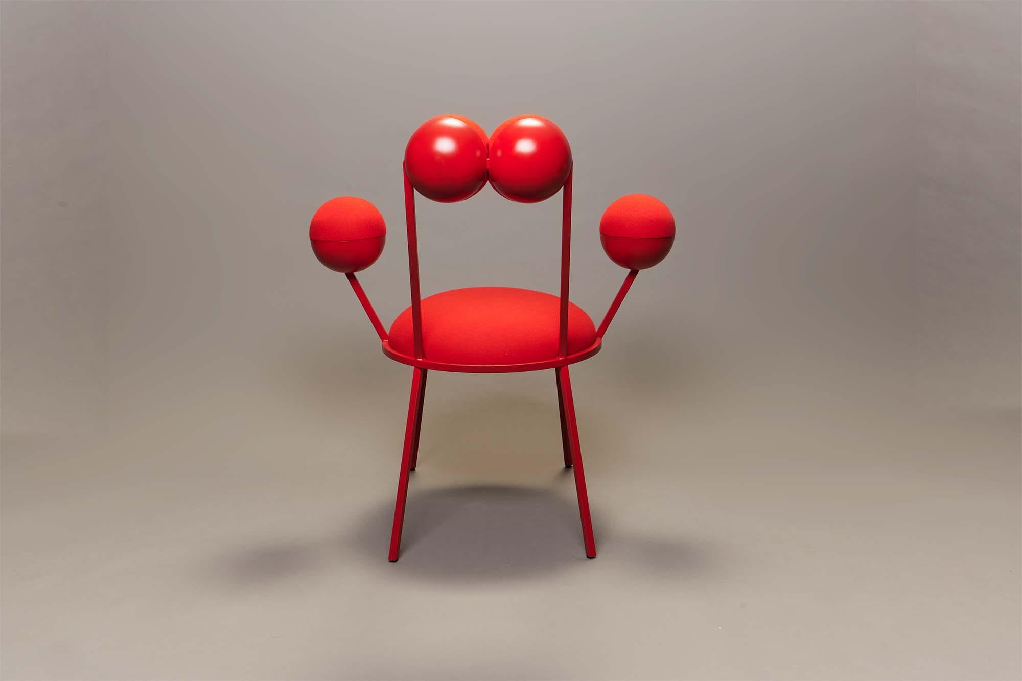Trevor-Stuhl mit Armlehnen, rotem Gestell und Wolle von Lara Bohinc (Portugiesisch) im Angebot