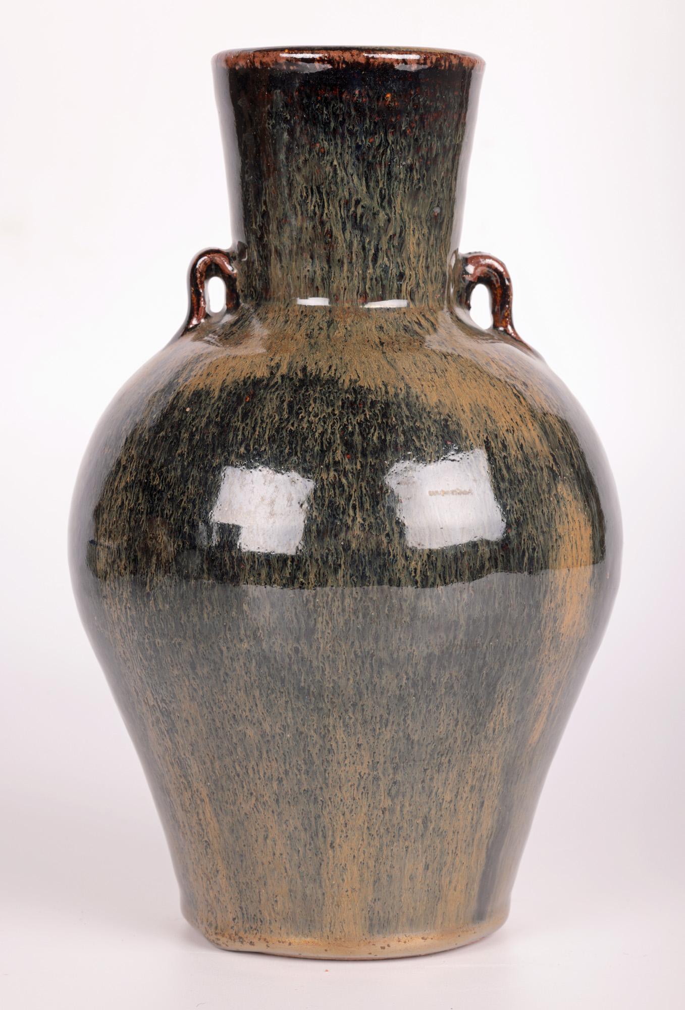 Trevor Corser Leach Pottery Studio Pottery Vase mit zwei Griffen aus Hasenfell, glasiert  im Angebot 2