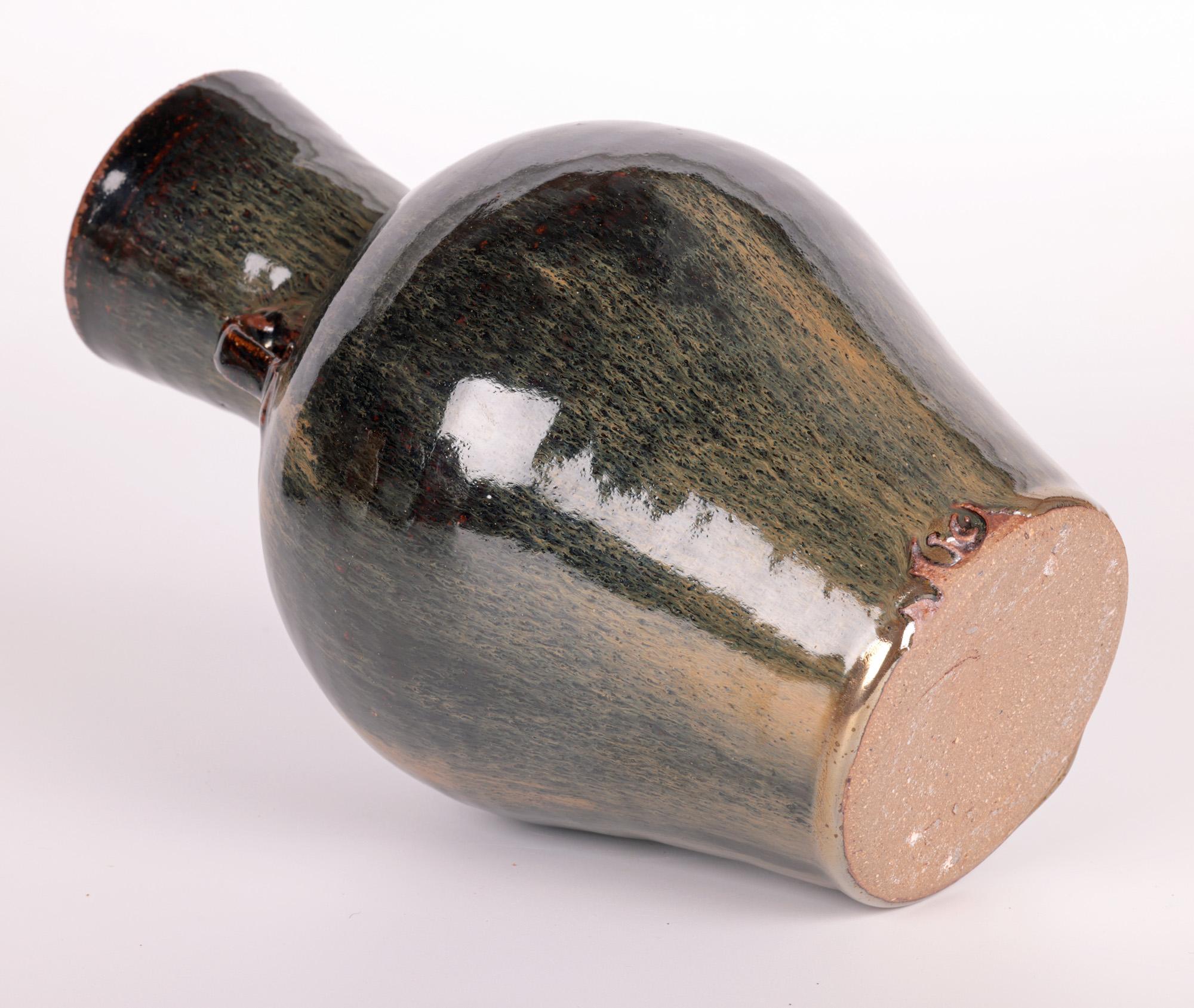 Trevor Corser Leach Pottery Studio Pottery Vase mit zwei Griffen aus Hasenfell, glasiert  im Angebot 3