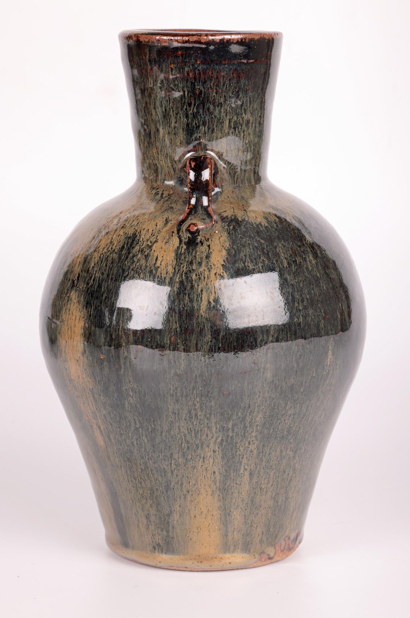 Trevor Corser Leach Pottery Studio Pottery Vase mit zwei Griffen aus Hasenfell, glasiert  im Angebot 5
