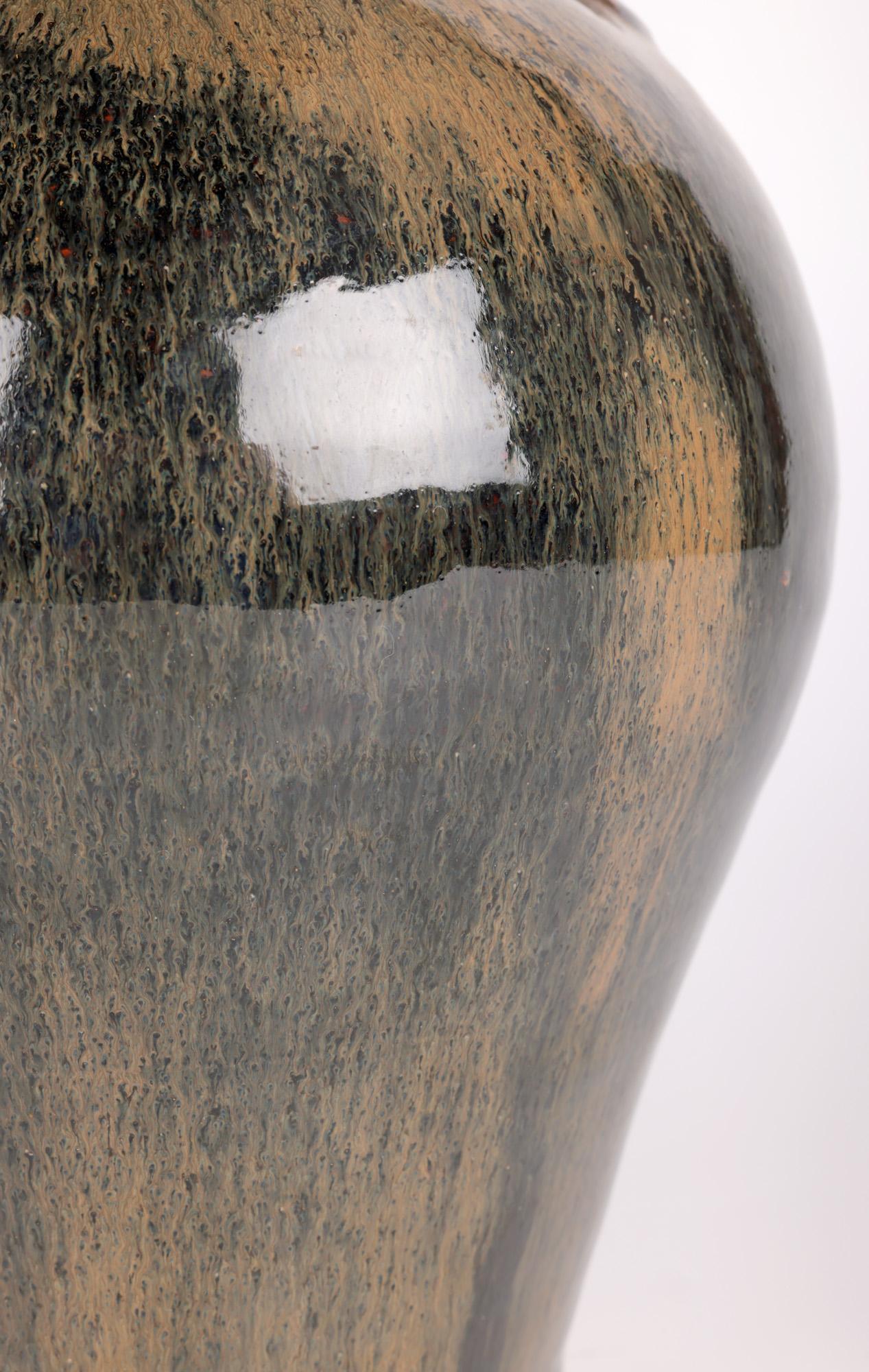 Trevor Corser Leach Pottery Studio Pottery Vase mit zwei Griffen aus Hasenfell, glasiert  im Angebot 6
